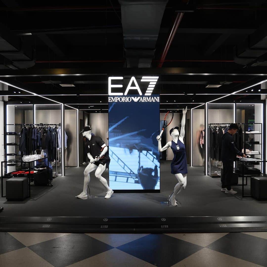 Armani Officialさんのインスタグラム写真 - (Armani OfficialInstagram)「A sneak peek of the #EA7 pop up boutique at the Rolex Shangai Masters, the first and only ATP Masters 1000 event to be held in China.   Credits: @brokenrackets   @rolexshmasters」10月8日 18時28分 - emporioarmani