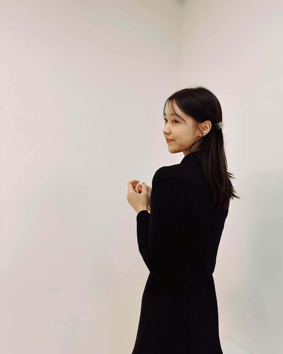 キム・イェウォンさんのインスタグラム写真 - (キム・イェウォンInstagram)「🧏🏻‍♀️🖤」10月8日 18時22分 - __kimyewon