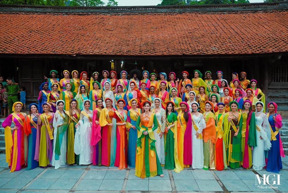 ミス・グランド・ジャパンさんのインスタグラム写真 - (ミス・グランド・ジャパンInstagram)「Another impressive day! ❤️  MGI2023 contestants received a super warm welcome from the locals at Thầy Temple, one of the most important ancient temples in Vietnam. It is an honor to visit this uniquely valuable place.  #MGI2023 #AliveVietnam #Staynex #CollagenElasten #Aratawellness  .  #MGI #GrandExperiences #MissGrandInternational #MissGrandInternational2023  #WeAreGRANDthe1andOnly #MissGrandJapan #ミスグランドジャパン  #ミスグランドインターナショナル」10月8日 18時24分 - missgrandjapan