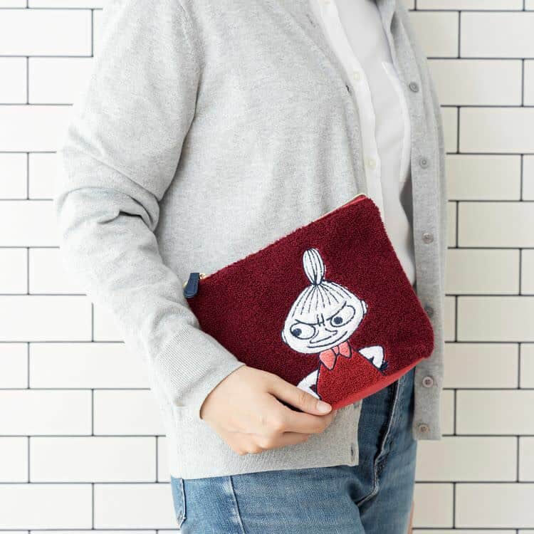 のインスタグラム：「【新商品】もこもこポーチ  モコモコとした質感が可愛いポーチです✨ サガラ刺繍を施した、ボリューム感のあるデザインが魅力的！ コスメやステーショナリーなどをすっきり収納し、持ち運びに便利◎  PEIKKOオンラインショップで販売中です🚩  #moomin #ムーミン #peikko #ムーミングッズ #ムーミンアイテム #リトルミイ #スナフキン #ミイグッズ #スナフキングッズ #moomi #ムーミン好きな人と繋がりたい #moominlover #moominous #tovejansson #トーベヤンソ #moominvalley #ムーミンバレーパーク #ムーミンなくらし」