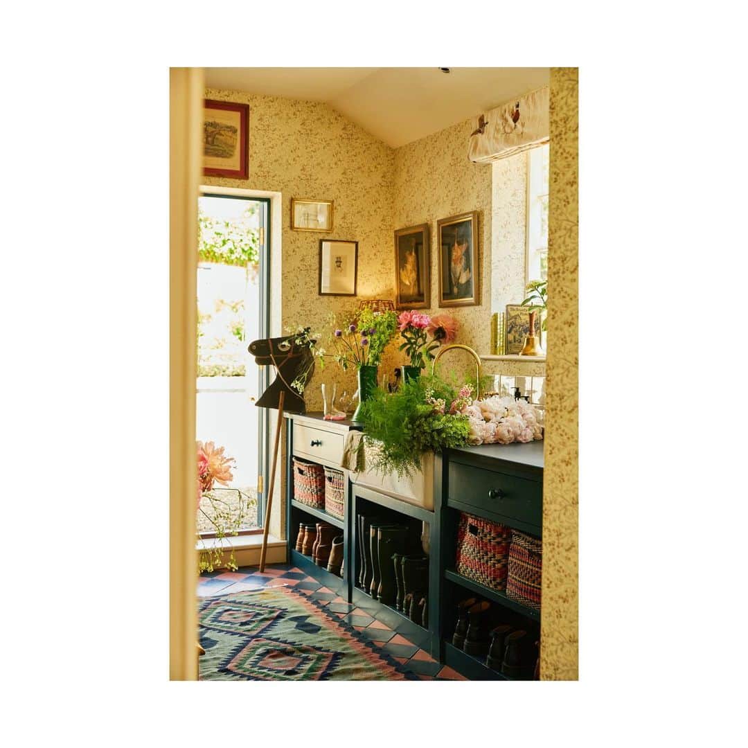 シャーロットオリンピアさんのインスタグラム写真 - (シャーロットオリンピアInstagram)「Obsessed with the asparagus paintwork, stemware, glass house and marigold yellow details in @charlotteolympia ‘s country home, in Hampshire, as visited by @beatricehodgkin in this week’s @fthtsi. Pictures by @emlibendixen」10月8日 18時26分 - charlotteolympia