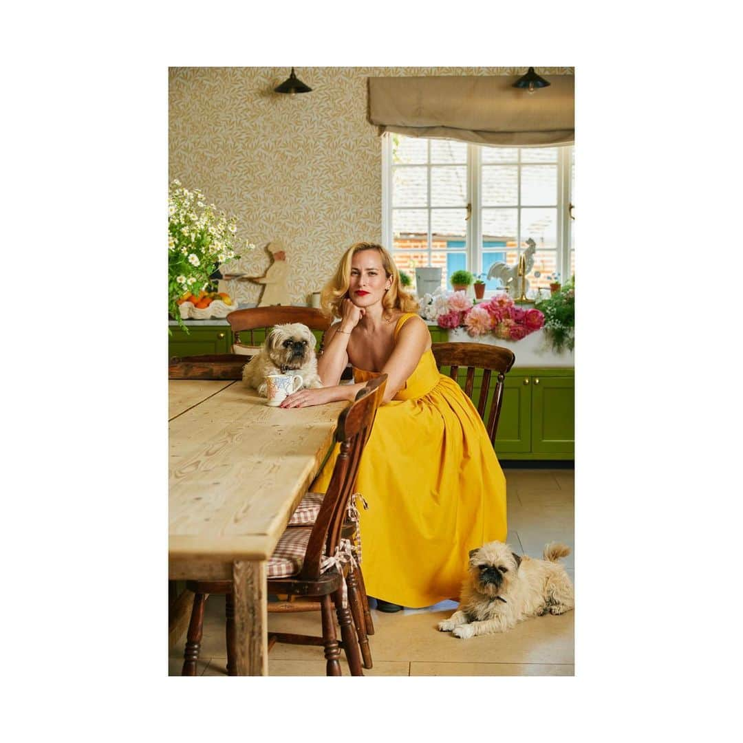 シャーロットオリンピアさんのインスタグラム写真 - (シャーロットオリンピアInstagram)「Obsessed with the asparagus paintwork, stemware, glass house and marigold yellow details in @charlotteolympia ‘s country home, in Hampshire, as visited by @beatricehodgkin in this week’s @fthtsi. Pictures by @emlibendixen」10月8日 18時26分 - charlotteolympia