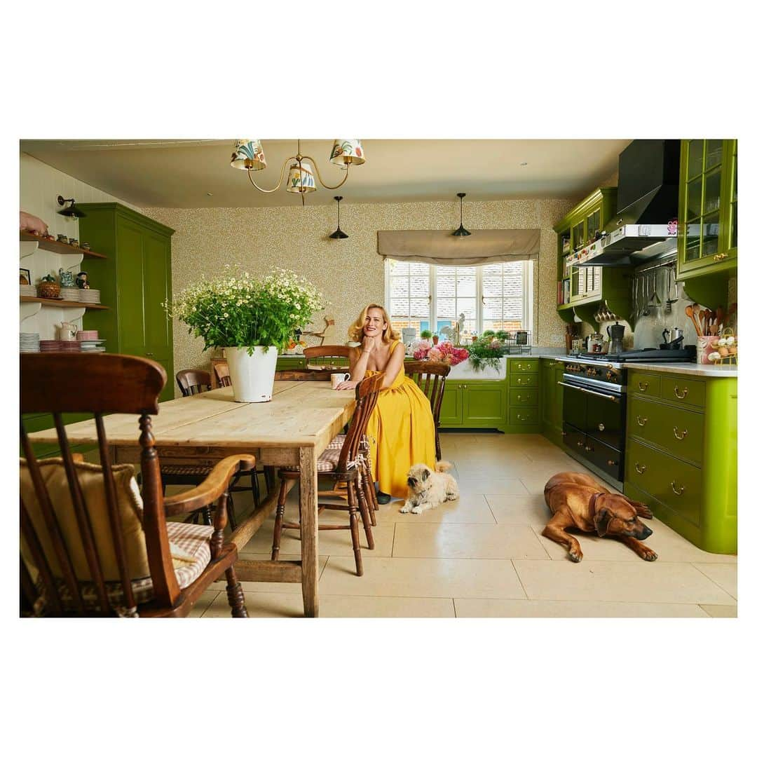 シャーロットオリンピアのインスタグラム：「Obsessed with the asparagus paintwork, stemware, glass house and marigold yellow details in @charlotteolympia ‘s country home, in Hampshire, as visited by @beatricehodgkin in this week’s @fthtsi. Pictures by @emlibendixen」