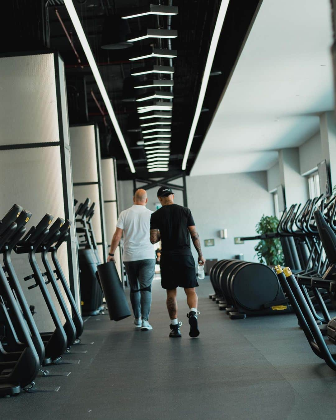 フィリペ・コウチーニョさんのインスタグラム写真 - (フィリペ・コウチーニョInstagram)「Começando o dia com determinação e suor. #gymtime」10月8日 18時26分 - phil.coutinho