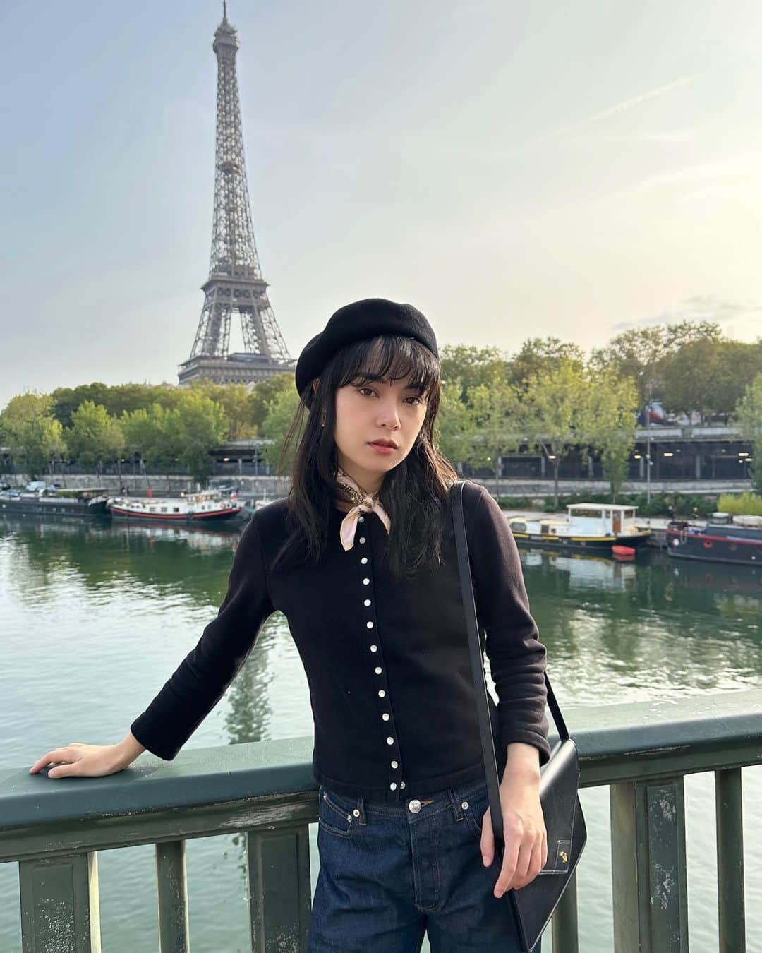 南ソフィアのインスタグラム：「La Tour Eiffel et moi. . @aura_paris_vintage にて、「パリのアーカイブ展」開催中です🇫🇷 . . . .」