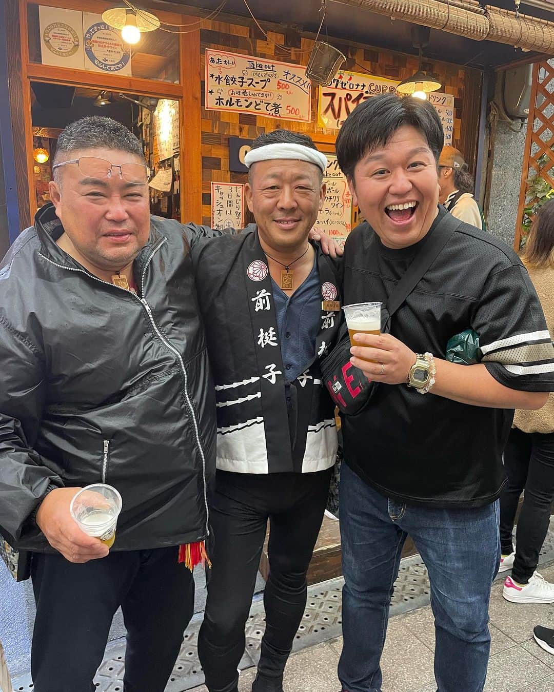 のインスタグラム：「大鳥だんじり祭り 親父が観たいって言うんで ゆっくりゆっくり歩いて行って来ました 商店街歩いてたら バッタリ同級生の２人に会って こーじんとよっしんに声かけてもろて ビール🍺までご馳走になりました ご馳走サマンサタバサでした🙏 2人共変わってなくて 昔話で笑わしてもらいました🤣 またゆっくり飲もうな🍻  #大鳥だんじり祭り #堺市西区鳳  #大鳥大社  #鳳本通り商店街  #鳳中学校 #同級生 #友達 #大鳥 #だんじり祭り  #だんじり #ラジバンダリ西井」