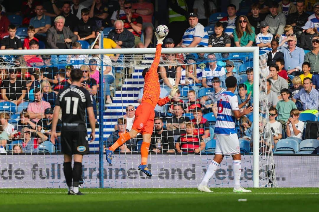 アスミル・ベゴヴィッチのインスタグラム：「Time for us to regroup during this international break and come back stronger and better. 🆎🧤🔵⚪️  @officialqpr @ab1gk」