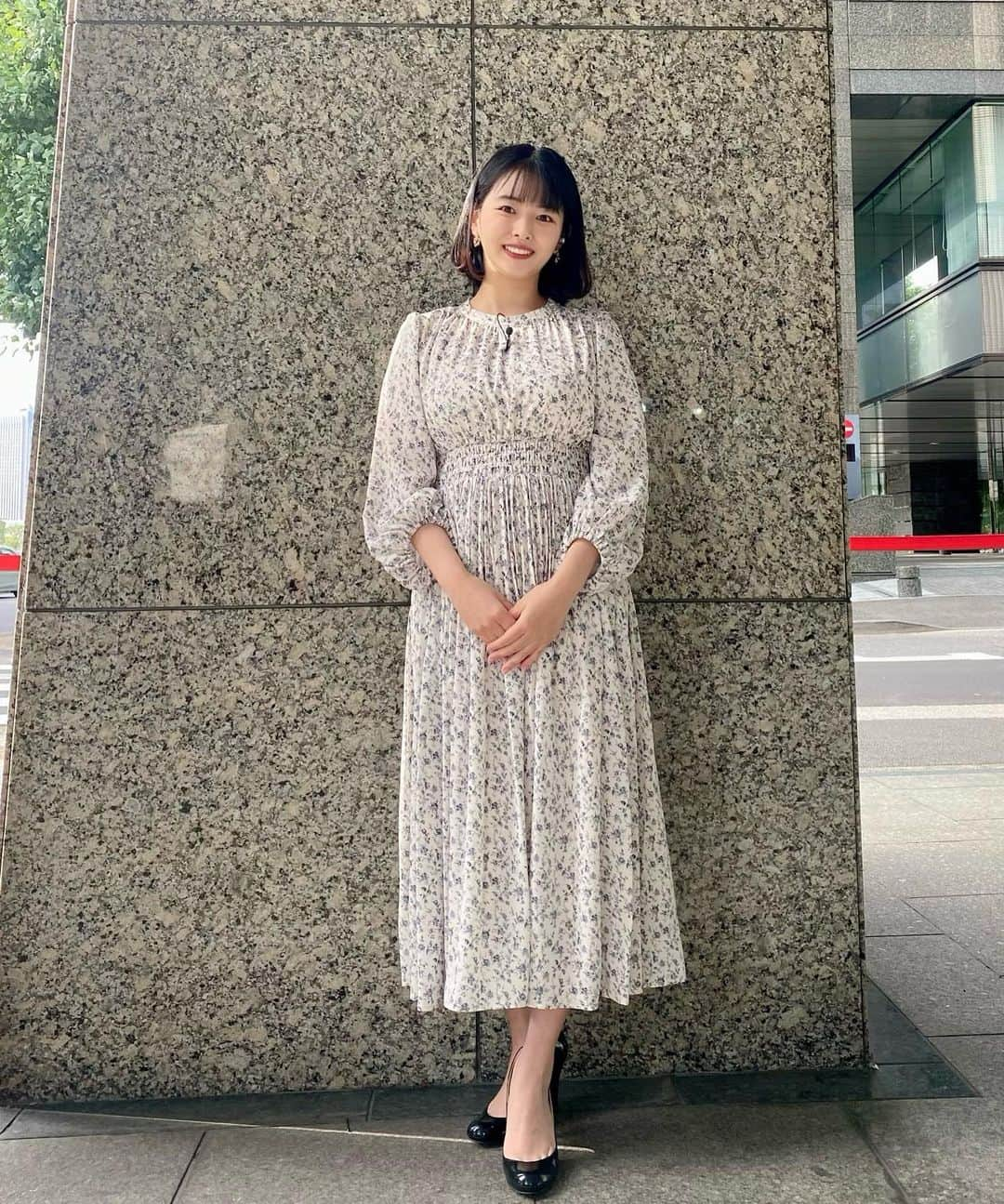 角田奈緒子のインスタグラム：「👗 モニフラ衣装♪  10月からモニフラのスタジオがリニューアルしています✨ リニューアルに伴いスタジオから お天気をお伝えしています☀☂ コメンテーターの皆さんと お話できるのが嬉しい😳  衣装はすっかり長袖になりました🍁  #番組衣装 #アナウンサー衣装  #気象予報士 #気象キャスター  #低身長コーデ #151cmコーデ  #152cmコーデ」