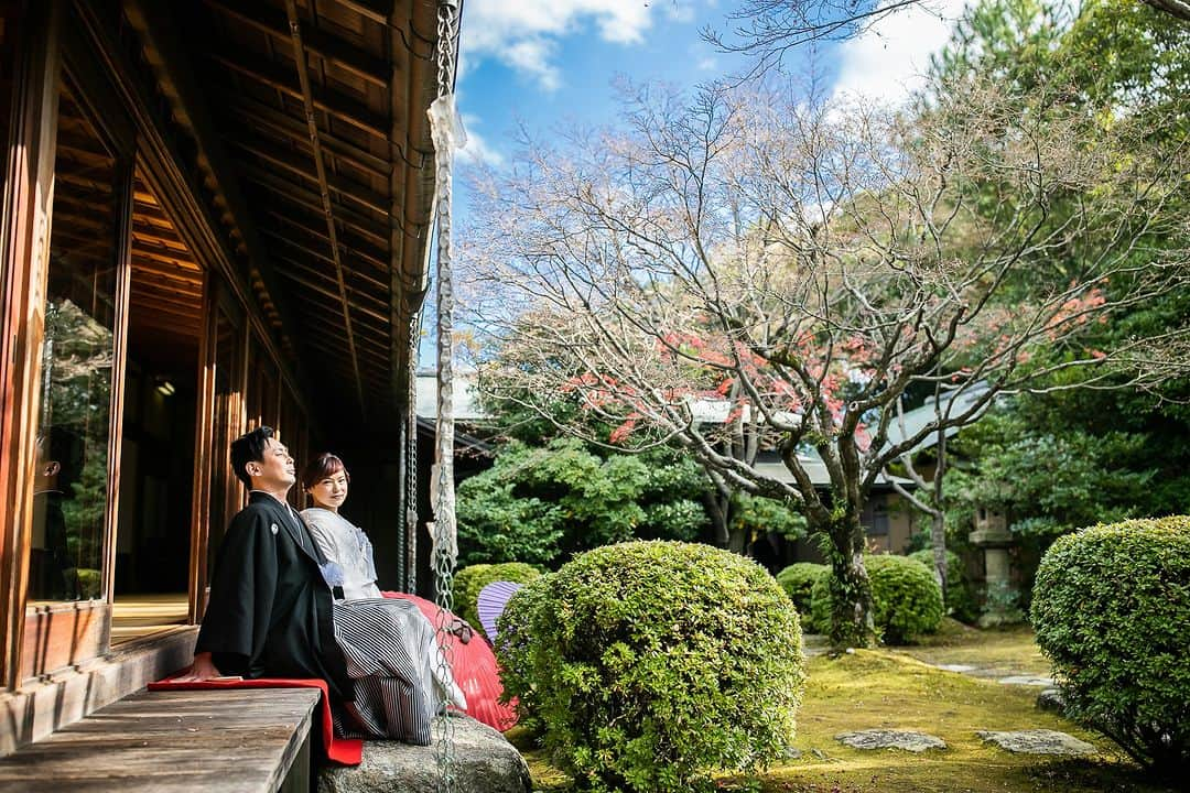 ラヴィ•ファクトリーさんのインスタグラム写真 - (ラヴィ•ファクトリーInstagram)「. 【写真で叶える結婚式】 . ＼この季節おすすめ／ 紅葉の元での和装フォト🍁 日本の美しい四季と伝統美ある和装での前撮りは この時期にしか撮ることが出来ない 美しい1枚を残していただけます📸 . —————— ラヴィファクトリー:@fukuoka_laviephotography Photographer: @aki_batakanobu AREA:JAPAN,FUKUOKA —————— @laviefactoryをフォローして #laviefactory #ラヴィファクトリー のハッシュタグをつけて お写真を投稿してみてくださいね✳︎ . こちらの公式IG（@laviefactory） で取り上げさせていただきます✨ . 思わず笑顔になれるハートのある 「家族写真」はラヴィクルール* >>>@laviecouleur_official . #wedding #weddingphotography #photo #ハートのある写真 #instawedding #結婚写真 #ウェディング #ウェディングフォト #撮影指示書 #ロケーションフォト #前撮り#写真好きな人と繋がりたい #フォトウェディング #卒花 #後撮り #ウェディングニュース #前撮り小物 #前撮りフォト #前撮りアイテム #ウェディング撮影 #撮影構図 #前撮りアイディア #撮影指示書 #花嫁コーディネート #花嫁コーデ #和装ロケフォト #紅葉フォト #大濠庭園」10月8日 18時29分 - laviefactory