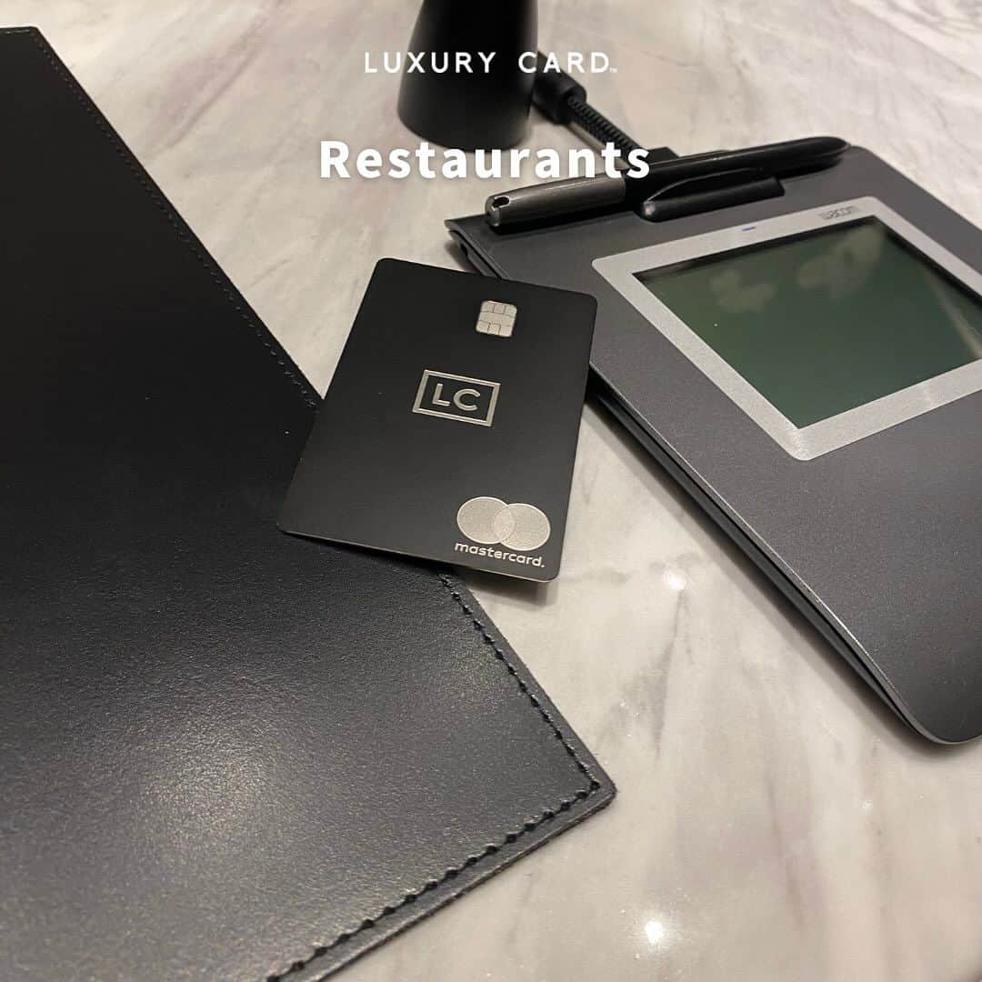 Luxury Card Japanさんのインスタグラム写真 - (Luxury Card JapanInstagram)「【意外と知らない？海外でのお会計ジェスチャー✍️】  初めての海外レストランで、お会計をお願いしたい。よくあるシチュエーションですよね。実は指で✗印を作って会計を伝えるジェスチャーは日本でよく見かけますが、海外ではほとんど通じません！  海外のレストランでお会計をお願いする際は、まずは店員さんとアイコンタクトをとって、片手で空中にサインをするようなジェスチャーをするのが一般的。  知らなかった方はいつでも見返せるように右下の保存ボタンを押してくださいね😊  ▶ラグジュアリーカードについてもっと知りたい方は @luxurycardjapan のプロフィールリンクからご覧いただけます。 期間限定優待やトラベル・ダイニング・ライフスタイル優待を随時更新中！  #海外旅行  #海外レストラン  #海外生活  #海外  #海外移住  #海外留学  #海外旅行記  #海外生活あるある  #会計  #レストラン  #お会計  #restaurant  #restaurants  #finedining  #bill  #ラグジュアリーカード」10月8日 18時29分 - luxurycardjapan