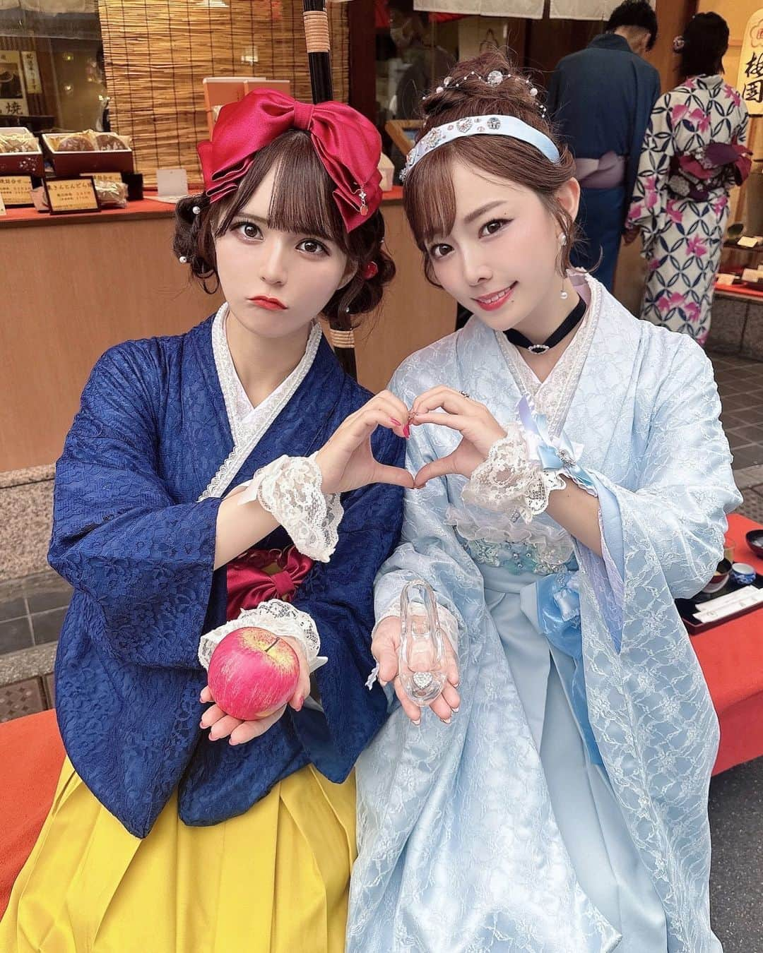 桑原茉萌さんのインスタグラム写真 - (桑原茉萌Instagram)「さわだ屋さん( @asakusa_sawadaya )の魔法で和のシンデレラと白雪姫に変身っっっ🪄✨  まさか和装で大好きなシンデレラになれる日がくるとは思ってなくて大歓喜でした🥹🩵💎  カチューシャとかの小物ももちろんさわだ屋さんの手作りで、さわだ屋さんに頼めば出来ないコーデはないんだなぁって再認識👏💯  着物や浴衣、袴などを若者も身近に感じられる流行の最先端を作ってていつも着るたびワクワクするし、一緒に可愛いを作れて幸せすぎるっ🥰❣️  今月はハロウィンだし、年に1回のこの時期に大好きなキャラクターに和装で変身してみるのはいかがでしょうか？💭  他と差別化、目立つこと間違いなしで、この日はダントツで間違いなく浅草のプリンセスでした🏰✨  白雪姫はひかるちゃん( @hikarunroll_ )だよ🍎❤️💙💛  ミス浅草ジェニック( @missasakusagenic )のお仕事を通じて浅草の歴史と現代を掛け合わせた仕事ができて本当にうれしんでぃです🌈🎶  #浅草 #浅草着物レンタル #浅草グルメ #浅草寺 #浅草食べ歩き #asakusa #着物 #袴 #袴ヘアアレンジ #プリンセス #princess #cinderella #snowwhite #disney #シンデレラ #白雪姫 #ディズニー #ハロウィン #dハロ #dハロ仮装 #halloween #fyp」10月8日 18時29分 - cindystory__