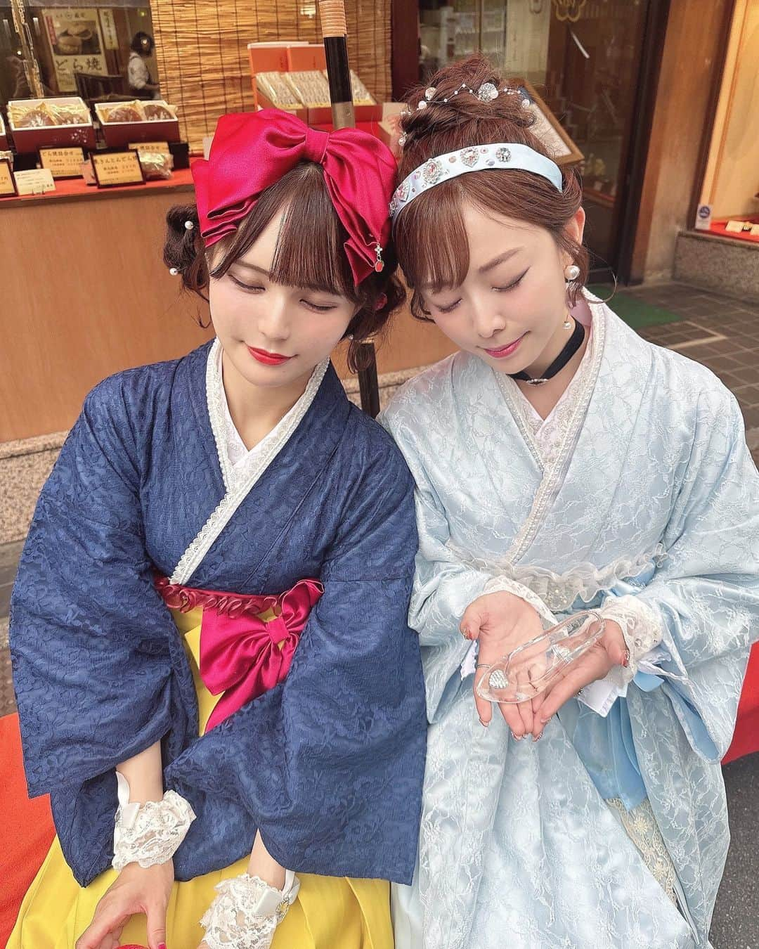 桑原茉萌さんのインスタグラム写真 - (桑原茉萌Instagram)「さわだ屋さん( @asakusa_sawadaya )の魔法で和のシンデレラと白雪姫に変身っっっ🪄✨  まさか和装で大好きなシンデレラになれる日がくるとは思ってなくて大歓喜でした🥹🩵💎  カチューシャとかの小物ももちろんさわだ屋さんの手作りで、さわだ屋さんに頼めば出来ないコーデはないんだなぁって再認識👏💯  着物や浴衣、袴などを若者も身近に感じられる流行の最先端を作ってていつも着るたびワクワクするし、一緒に可愛いを作れて幸せすぎるっ🥰❣️  今月はハロウィンだし、年に1回のこの時期に大好きなキャラクターに和装で変身してみるのはいかがでしょうか？💭  他と差別化、目立つこと間違いなしで、この日はダントツで間違いなく浅草のプリンセスでした🏰✨  白雪姫はひかるちゃん( @hikarunroll_ )だよ🍎❤️💙💛  ミス浅草ジェニック( @missasakusagenic )のお仕事を通じて浅草の歴史と現代を掛け合わせた仕事ができて本当にうれしんでぃです🌈🎶  #浅草 #浅草着物レンタル #浅草グルメ #浅草寺 #浅草食べ歩き #asakusa #着物 #袴 #袴ヘアアレンジ #プリンセス #princess #cinderella #snowwhite #disney #シンデレラ #白雪姫 #ディズニー #ハロウィン #dハロ #dハロ仮装 #halloween #fyp」10月8日 18時29分 - cindystory__