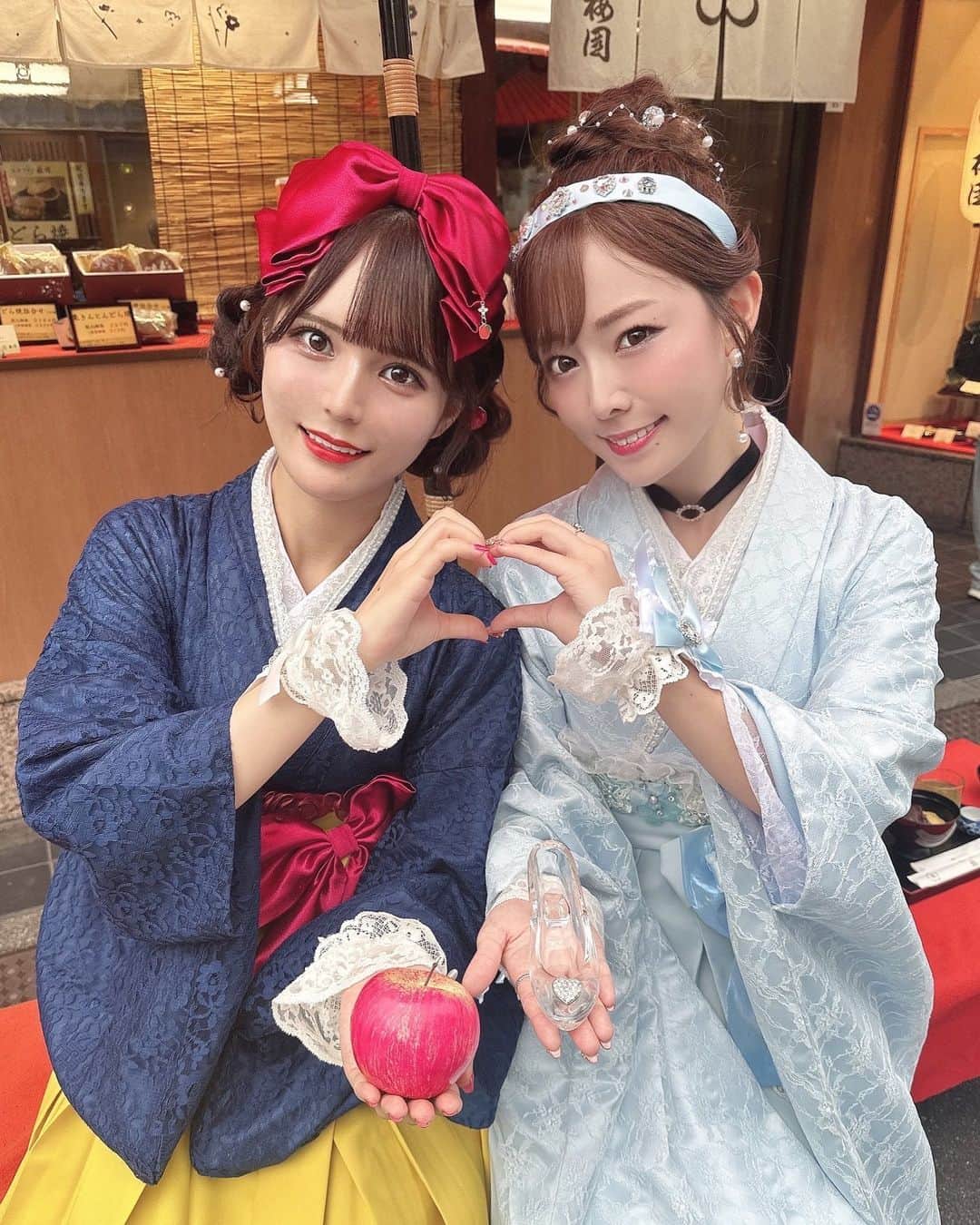 のインスタグラム：「さわだ屋さん( @asakusa_sawadaya )の魔法で和のシンデレラと白雪姫に変身っっっ🪄✨  まさか和装で大好きなシンデレラになれる日がくるとは思ってなくて大歓喜でした🥹🩵💎  カチューシャとかの小物ももちろんさわだ屋さんの手作りで、さわだ屋さんに頼めば出来ないコーデはないんだなぁって再認識👏💯  着物や浴衣、袴などを若者も身近に感じられる流行の最先端を作ってていつも着るたびワクワクするし、一緒に可愛いを作れて幸せすぎるっ🥰❣️  今月はハロウィンだし、年に1回のこの時期に大好きなキャラクターに和装で変身してみるのはいかがでしょうか？💭  他と差別化、目立つこと間違いなしで、この日はダントツで間違いなく浅草のプリンセスでした🏰✨  白雪姫はひかるちゃん( @hikarunroll_ )だよ🍎❤️💙💛  ミス浅草ジェニック( @missasakusagenic )のお仕事を通じて浅草の歴史と現代を掛け合わせた仕事ができて本当にうれしんでぃです🌈🎶  #浅草 #浅草着物レンタル #浅草グルメ #浅草寺 #浅草食べ歩き #asakusa #着物 #袴 #袴ヘアアレンジ #プリンセス #princess #cinderella #snowwhite #disney #シンデレラ #白雪姫 #ディズニー #ハロウィン #dハロ #dハロ仮装 #halloween #fyp」