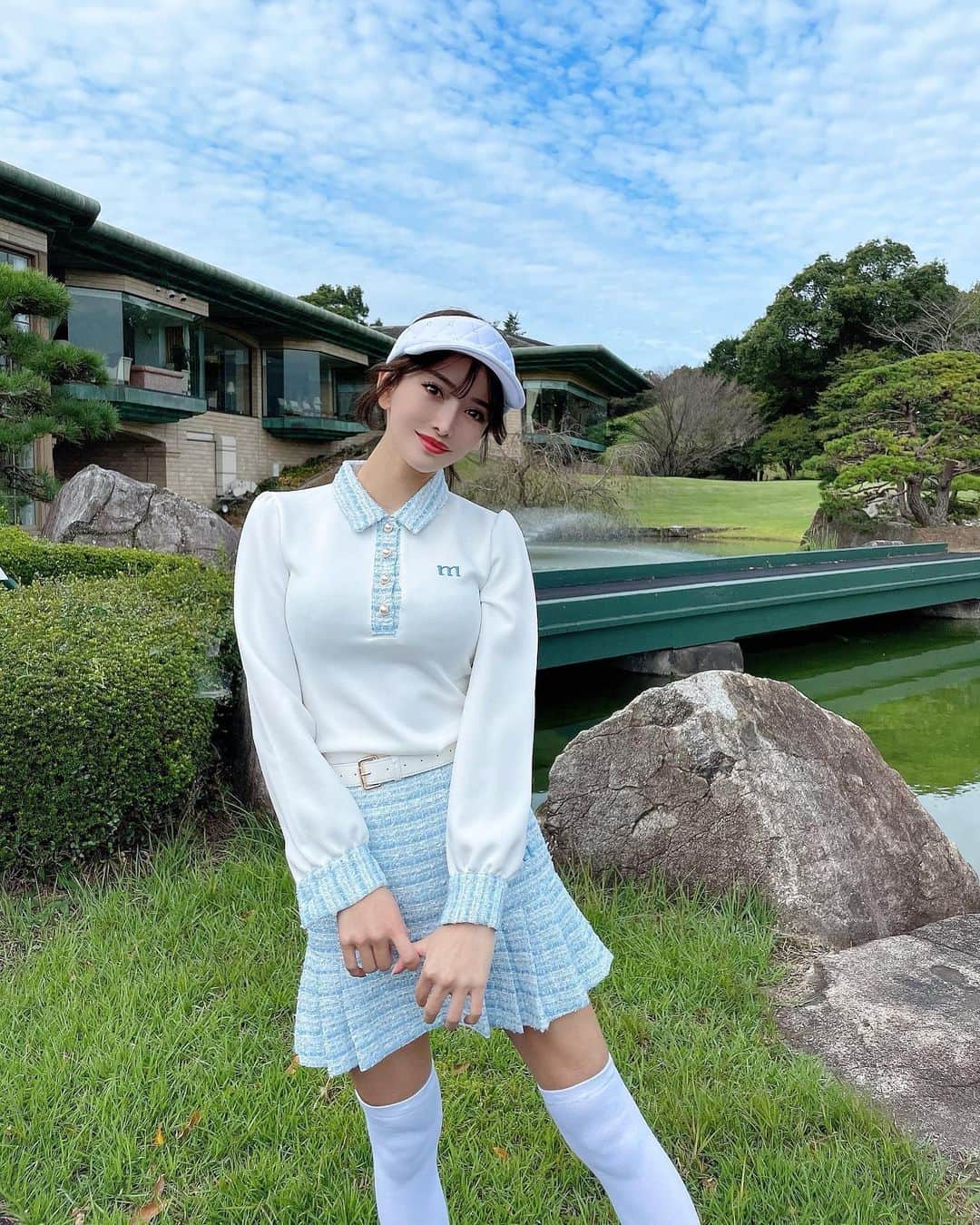 のインスタグラム：「ゴルフ日和な気候⛳️🍂🍁 急に一気に涼しくなったね☁️ ゴルフウェアも秋服が一番好き🤎  @minuere_golf の展示会で頼んでたこのツイードのセットアップ可愛すぎた🩵 . 髪も @tamako_tamako さんに頼んで秋使用🌛 6トーンのかなり暗め✌️ . マツエクはいつも @lapis_eyelash_nail の @lapis_chihiro さんにお願いしてる👀💛 私のインスタ見たで初回お安くなるみたいだから是非使ってね😽 . . #ゴルフ #ゴルフ女子 #golf #ゴルフウェア #golfwear #マツエク #ラピス #アンククロス #pr」
