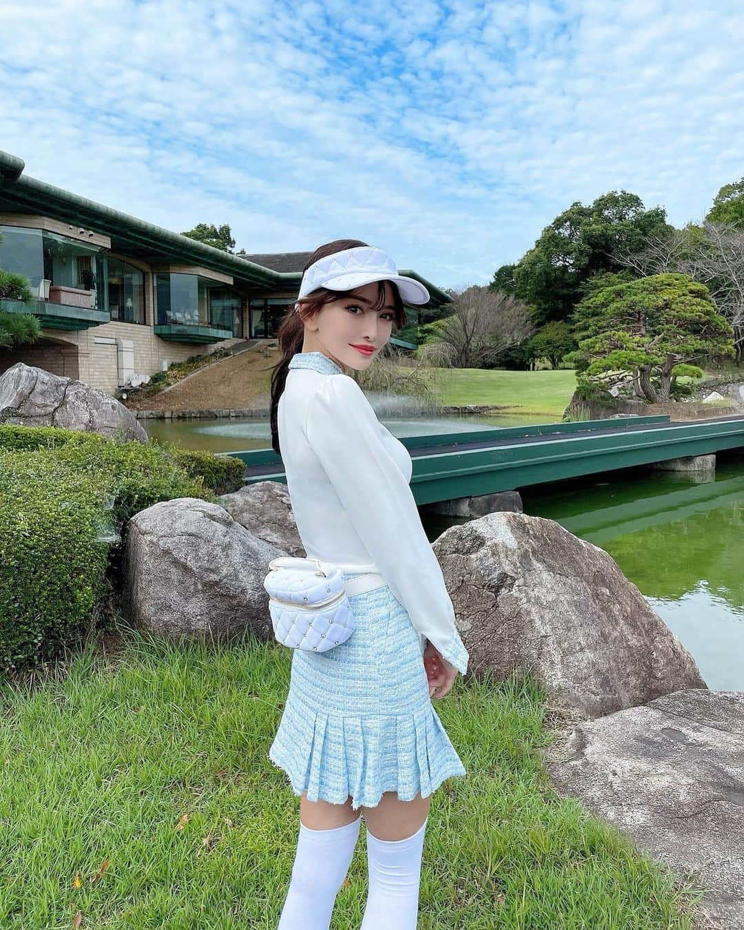 伊東亜梨沙さんのインスタグラム写真 - (伊東亜梨沙Instagram)「ゴルフ日和な気候⛳️🍂🍁 急に一気に涼しくなったね☁️ ゴルフウェアも秋服が一番好き🤎  @minuere_golf の展示会で頼んでたこのツイードのセットアップ可愛すぎた🩵 . 髪も @tamako_tamako さんに頼んで秋使用🌛 6トーンのかなり暗め✌️ . マツエクはいつも @lapis_eyelash_nail の @lapis_chihiro さんにお願いしてる👀💛 私のインスタ見たで初回お安くなるみたいだから是非使ってね😽 . . #ゴルフ #ゴルフ女子 #golf #ゴルフウェア #golfwear #マツエク #ラピス #アンククロス #pr」10月8日 18時32分 - arisa__917m