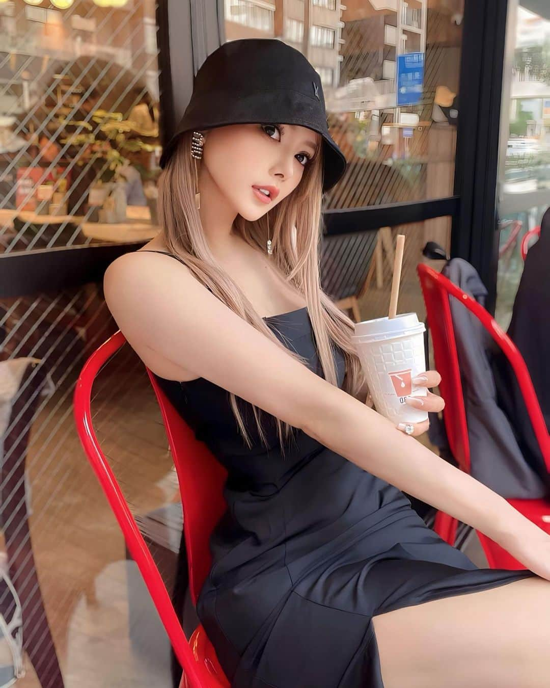 葉月芽生のインスタグラム：「お気に入りのお洋服きてcafe🧋🤎」