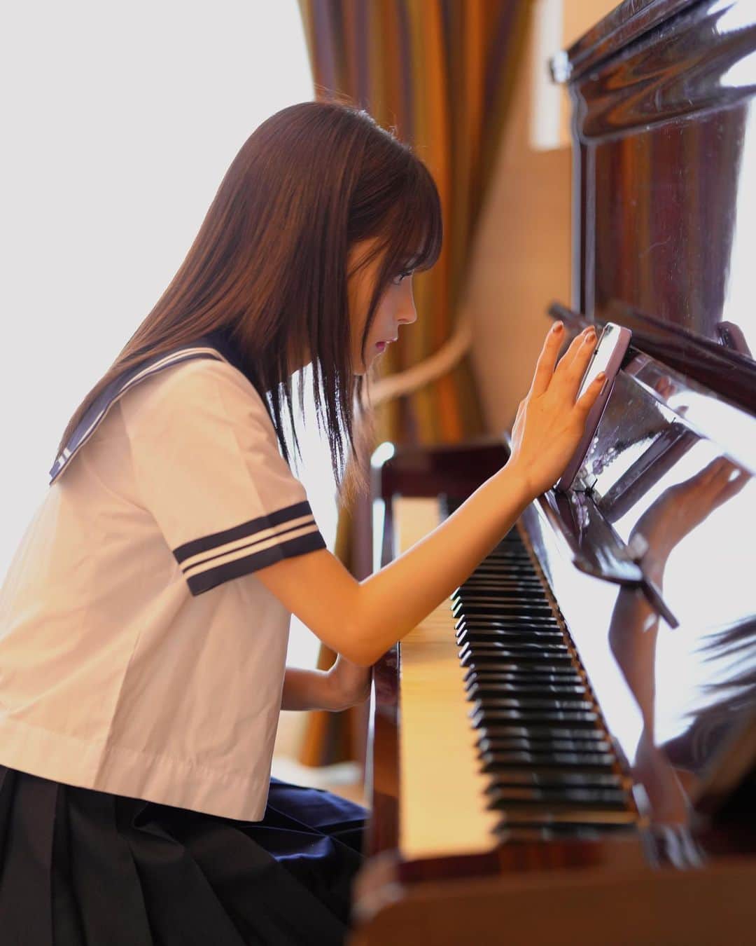 桃乃木かなのインスタグラム：「懐かしい  昔ピアノを習ってたけど 好きだった曲ももうすっかり忘れちゃってた  でも触ると楽しいね〜 本能的に好きなものってきっと これからもずっと変わらないのかな〜  #撮影」