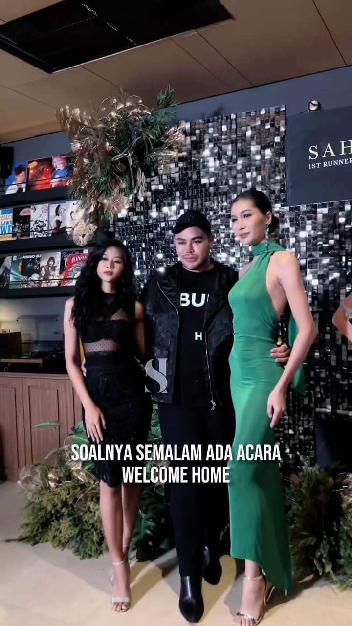 Ivan Gunawanのインスタグラム：「Buibuk pasti udah pada nungguin pengumuman siapa yang kedapetan emas karena cicilannya lancar yaaa??? Nah, karena Super Mega Bintang kita ka @ivan_gunawan lagi sibuuuuk banget dengan ka @sahidasheikk yang baru pulang ke Indonesia, Minsry dulu yaa yang ngumumin🥰  Selamat untuk Buibuk yang nyicilnya lancar dan beruntung dapetin emasnya!!! Buibuk yang lain jangan mau kalah dong! Langsung cicil kompor SRY dan dapetin emasnya!!  Btw, congrats yaa Miss @sahidasheikk jadi 1st runner up untuk @missaurainternational 🫶🏼✨」