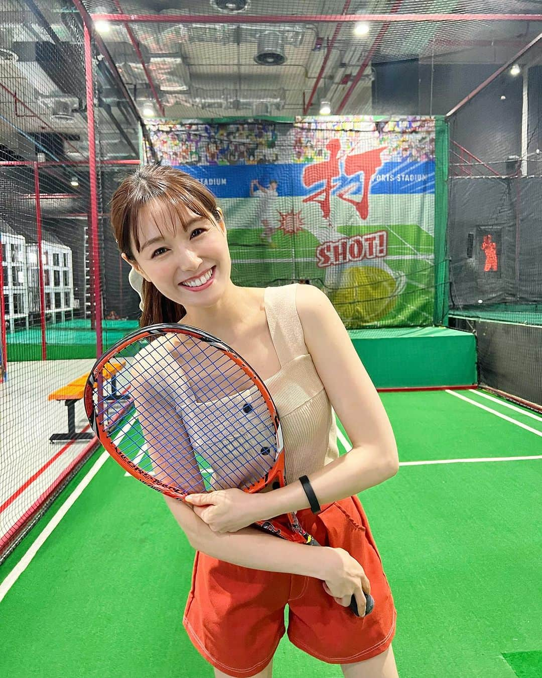 松中みなみのインスタグラム：「スポーツの秋！🎾  久々にDスタ行ったら卓球エリアがテニスになってた🥳  トンローにあるDスタは @dsportsstadium  日本のスポッチャみたいな所で 卓球とかバッティングセンターとかダーツ、ビリヤード、 ゲーセンやら色々混ざっててめちゃ楽しいの❣️  暴れたい！！！って思ったらここで体動かす！！⚾️  下の階にはドンキも入っててそれも最高👌🧡  さぁて！ 3連休のラストはみんな何する〜？🥰  #バンコク生活 #バンコクライフ  #トンロー #ドンキホーテ #dsportsstadium」