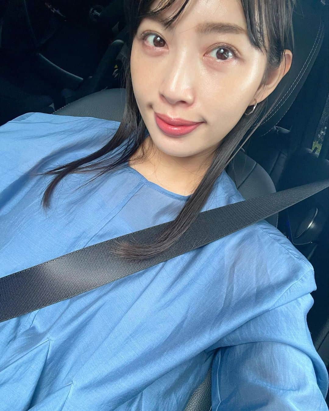 上野仁美のインスタグラム：「. ⁡ 絶妙な色味に惹かれたブラウス。 いつもなら白を選びますが、一目惚れしてこちらに💘 良い色❤️ ⁡ ようやく涼しくなって、シミ取りしたいなと思っている今日この頃...気がつけば濃くなっている憎きシミ🙃 悩みは常に尽きず😇 ⁡ ⁡ #cadune #秋服 #女の子ママ #5歳女の子ママ」