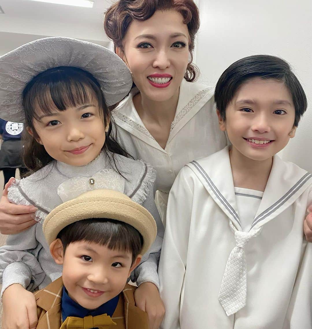 のインスタグラム：「今日は大阪公演千秋楽でした🎊 子役ちゃんたちBチーム(とうげん、ゆずは、あおし👼)が大千秋楽でした🎉 色んなことを瞬時に吸収して、私のセリフも一緒に覚えてくれて、なんなら台本全部、全員のセリフも覚えてた！子供の無限の力を間近で感じさせてもらいました✨そして彼らのおかげで母性が自然と生まれました☺️ またいつか、きっとどこかで会える❣️ そう信じて別れました🥲 沢山の癒しと夢をありがとう✨  そして我々は残すところ名古屋のみとなりました。 こりゃ最後は大号泣になりそうだな😭  ご観劇ありがとうございました❤️  #ラグタイム #大阪公演 #千穐楽 #ありがとうございました #子役Bチーム #可愛すぎた😂❤️ #子供達の未来が輝いていますように✨」