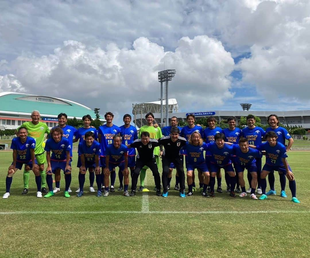 福西崇史のインスタグラム：「. 宝くじドリームサッカーin沖縄市⚽️ . 思った以上に暑すぎた🥵 でも、元日本代表選手達とのサッカーは楽しいわ〜⚽️ . スクールの時の子供達も元気で、 播戸にツッコミ入れてたw . 楽しんでもらえたかな〜⚽️ . #宝くじドリームサッカー #沖縄市 #元サッカー日本代表 #レジェンド #同級生は波戸と久保 #子供達」