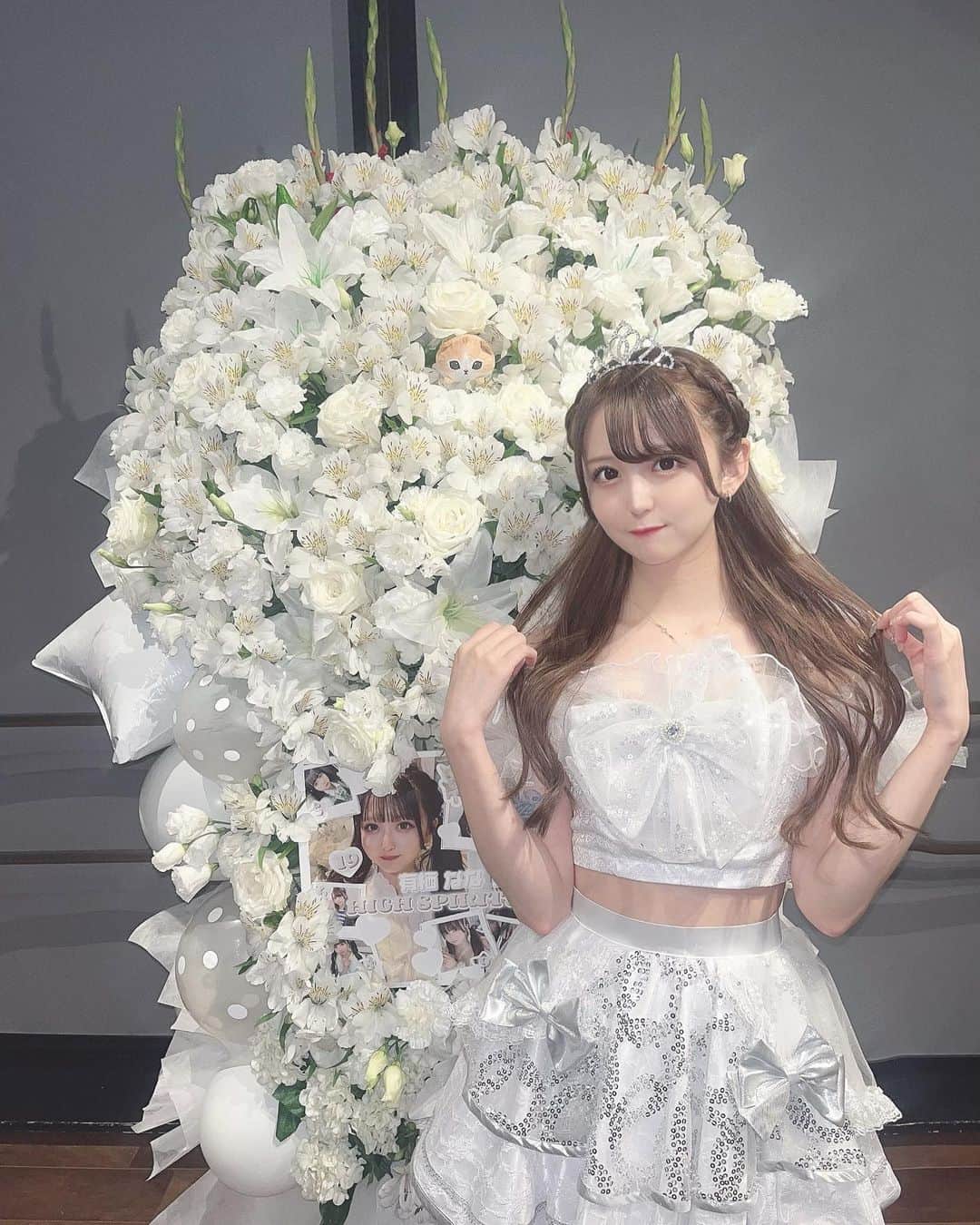 有栖ななのインスタグラム：「. 2023.10.06 HIGH SPIRITSを卒業しました ㅤㅤㅤㅤㅤㅤㅤㅤㅤㅤㅤㅤㅤ ㅤㅤㅤㅤㅤㅤㅤㅤㅤㅤㅤㅤㅤ 卒業公演来てくれて 本当に有難うございました；＿； ㅤㅤㅤㅤㅤㅤㅤㅤㅤㅤㅤㅤㅤ ㅤㅤㅤㅤㅤㅤㅤㅤㅤㅤㅤㅤㅤ 離れたくないって思っちゃうくらい だいすきで みんなの泣き顔はやっぱりダメでした 胸が苦しくなるくらい幸せです ；＿；  ㅤㅤㅤㅤㅤㅤㅤㅤㅤㅤㅤㅤㅤ 本当に2年間たくさんの愛をくれて  出会ってくれて 好きになってくれて有難う、   4回もさせてもらったワンマンも、大雨の中のライブも、汗だくの夏フェスも、暑い中のチケット売りも、みんなのコールも白サイリウムも、色んなことを話した特典会も 全部全部本当に幸せな思い出です、絶対忘れないです だからみんなもななのこと 忘れないでいてほしいなーなんておもってます👶🏻 ㅤㅤㅤㅤㅤㅤㅤㅤㅤㅤㅤㅤㅤ ㅤㅤㅤㅤㅤㅤㅤㅤㅤㅤㅤㅤㅤ みんなと一緒にいる毎日が当たり前で その毎日がなくなってしまうのは 怖くて もう既に寂しーの気持ちだけど 今までの2年間を思い出してこの先も生きていきたいなと思います＾＾  本当にありがとうございました🤍」