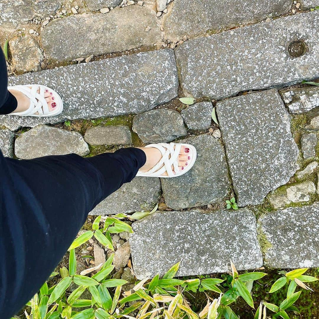 小澤陽子のインスタグラム：「👣  肌寒くなっているのに。。。  少し遠いスタジオに ナレーションを録りに行く時、 盛大に靴擦れをして。(指も踵も)泣。 痛くて どの靴も履けなくて😭辛。  サンダルに逆戻り🥲ちーん。  ネイルを堪能するべし。  ちなみにネイルは、 赤みがかったブラウンのマグネットに シャンパンゴールドのラインを入れてマス🧲🥰  #新しい雨靴で長く歩いたら #靴擦れ #もう秋なのに #サンダル生活 #そんな時でもテンションを上げてくれるネイル #NewNail #秋ネイル #💅🏻」