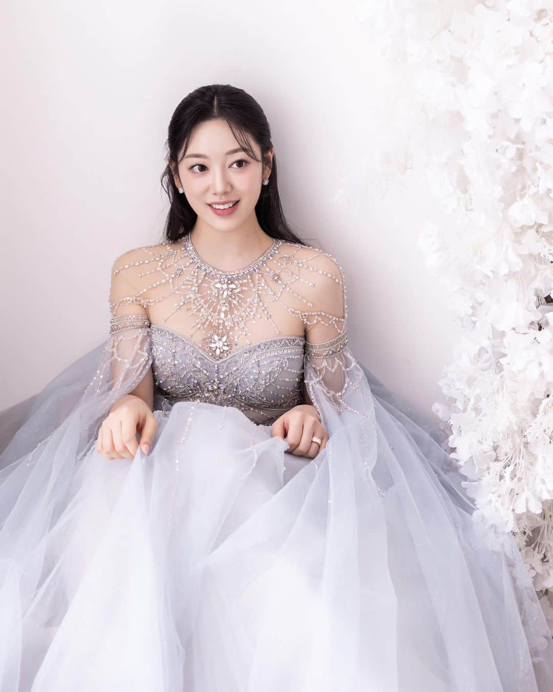 のインスタグラム：「_  디즈니에 나오는 공주님이 틀림없다 💙  컬러드레스들 무엇이든 찰떡 소화하는 우리 혜린신부님  럭스신부님들은 가봉스냅 꼭 찍으세요 또다른 컨셉으로 예쁜 추억 많이 남길 수 있어요  크리스마스이브에 결혼하는 특별한 두사람을 위해 남은 일정도 최선을 다해봅니다💪🏻 . . . . . . . . . #웨딩플래너고은미 #르웨딩플랜 #엘리자베스럭스가봉스냅」