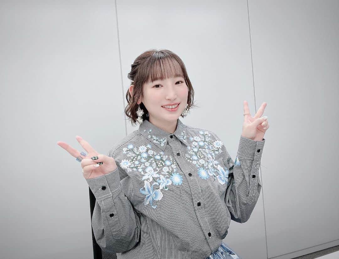 南條愛乃のインスタグラム：「ゲーマーズさんでのオンラインサイン会！ ありがとございました〜！  一部も二部もいろんなお話しながらで楽しかった〜！🤭  スタイリスト @nittaaaaaki  ヘアメイク @yumikasawanishi   #閃 -Sen- #10月25日発売」
