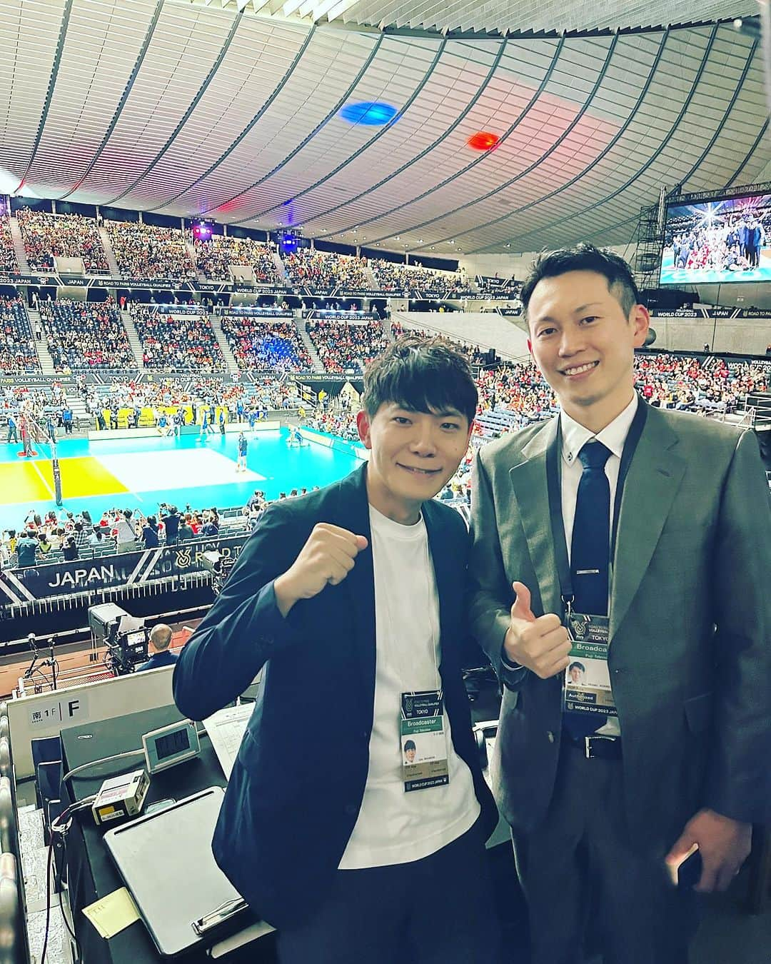 中村剛大さんのインスタグラム写真 - (中村剛大Instagram)「パリ五輪予選/ワールドカップバレー2023 の応援実況が終わりました。  2011年に入社して以来、 面白さに目覚めたバレーボール。  12年かかりましたが、縁をいただいて、今回、 CS・FOD放送で初めて日本戦🇯🇵(日本vsトルコ)の現地実況を担当させて貰いました。放送席からの景色は最高でした。  また、組み合わせの関係で、アメリカ🇺🇸がパリ五輪出場を決めた試合を実況するという幸運も。  前回大会の2019年以来、目標にしてきた大きな仕事だったので、携われた事が嬉しかったのと、声をかけてくれたフジテレビ様と、送り出してくれた会社に感謝です。  また地に足をつけて頑張ります。 バレーボール、やっぱり最高でした！  #龍神nippon #ワールドカップバレー #バレーボール #アナウンサー #実況 #バレーボール好きな人と繋がりたい  #ココで決めた #ココで決める」10月8日 18時43分 - gotan1207