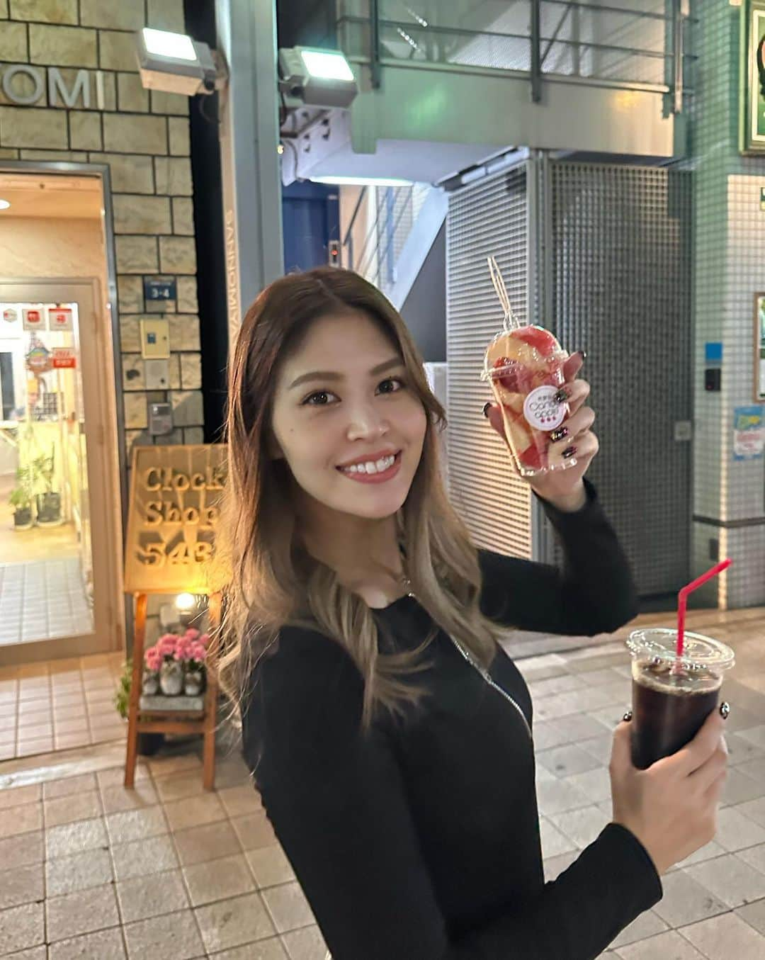 吉岡久美子のインスタグラム：「、 三ノ宮にできた #candyapple 🍎🍭  タイミングよく2〜3人並んでる時に スッと買えた☺️✨  りんご飴すきやねんけど そもそもこのりんごがおいしい〜🌈 、 、 、 #つぼみ大革命 #つぼみ #吉本 #よしもと #アイドル #idol #大阪 #東京 #神戸 #ライブ #instagood #いいね #フォローミー #りんご飴 #キャンディアップル #キャンディアップル三宮 #りんご飴 #りんご飴専門店」