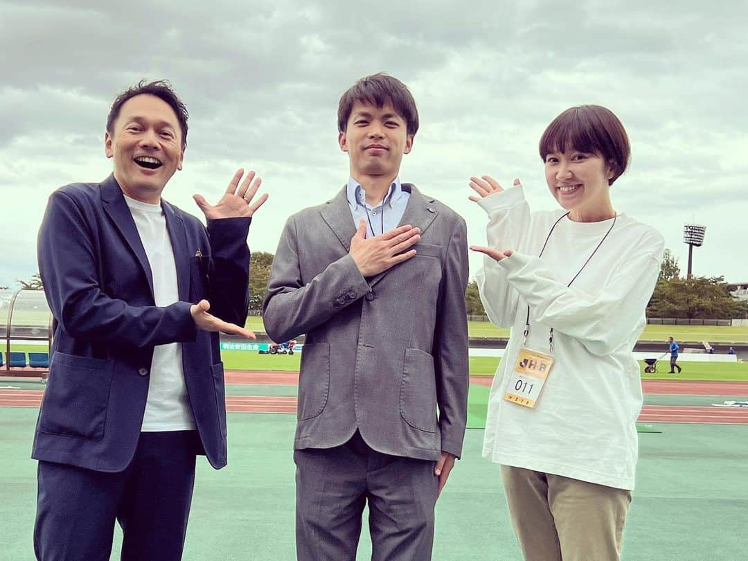 外賀幸一さんのインスタグラム写真 - (外賀幸一Instagram)「＂𝐝𝐞𝐛𝐮𝐭＂  後輩の中西涼アナが Jリーグ実況デビューしました！  福島ユナイテッドFCvsFC今治のゲームをDAZNで♬  私はといいますと、 指導役？付き添い？として（笑）  課題や収穫は本人が一番感じていることでしょう！ これからのミヤテレスポーツを頼むよ♪  試合後、 インタビュアーの遠山みのりさんと 初実況記念に撮らせていただきました！  クマちゃん、ありがとう☆」10月8日 18時44分 - 51geka51