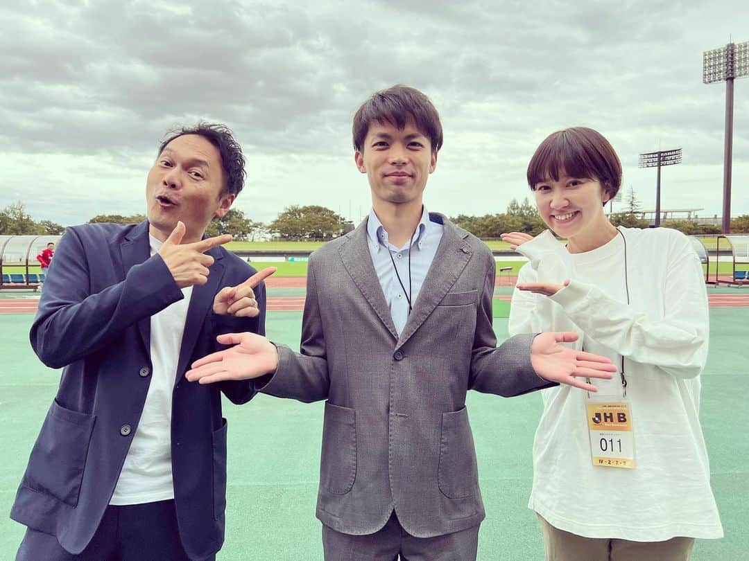 外賀幸一のインスタグラム：「＂𝐝𝐞𝐛𝐮𝐭＂  後輩の中西涼アナが Jリーグ実況デビューしました！  福島ユナイテッドFCvsFC今治のゲームをDAZNで♬  私はといいますと、 指導役？付き添い？として（笑）  課題や収穫は本人が一番感じていることでしょう！ これからのミヤテレスポーツを頼むよ♪  試合後、 インタビュアーの遠山みのりさんと 初実況記念に撮らせていただきました！  クマちゃん、ありがとう☆」