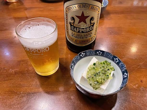 小野瀬雅生さんのインスタグラム写真 - (小野瀬雅生Instagram)「逗子の海鮮食堂満天でビールと冷や奴と焼酎お湯割りとモツ炒めなどウマウマウー☆暑かった今年の夏☆暑かった忘れちゃうくらいに涼しく成ったけど☆猛暑思い出すべし☆猛暑にビールサイコーでした☆冷や奴には山形の「だし」☆葱とジャコのラー油和え☆塩らっきょう☆モツ炒め☆みんなサイコーでサイキョー☆焼酎のお湯割りの世界にやって参りました☆これから勉強させていただきます♫ #海鮮食堂満天 #逗子 #ビール #冷や奴 #だし #葱とジャコのラー油和え #塩らっきょう #モツ炒め #焼酎お湯割り #小野瀬雅生 #onosemasao #ウマウマウー #サイコーでサイキョー #暑かった夏 #猛暑 #思い出すべし」10月8日 18時47分 - onosemasao