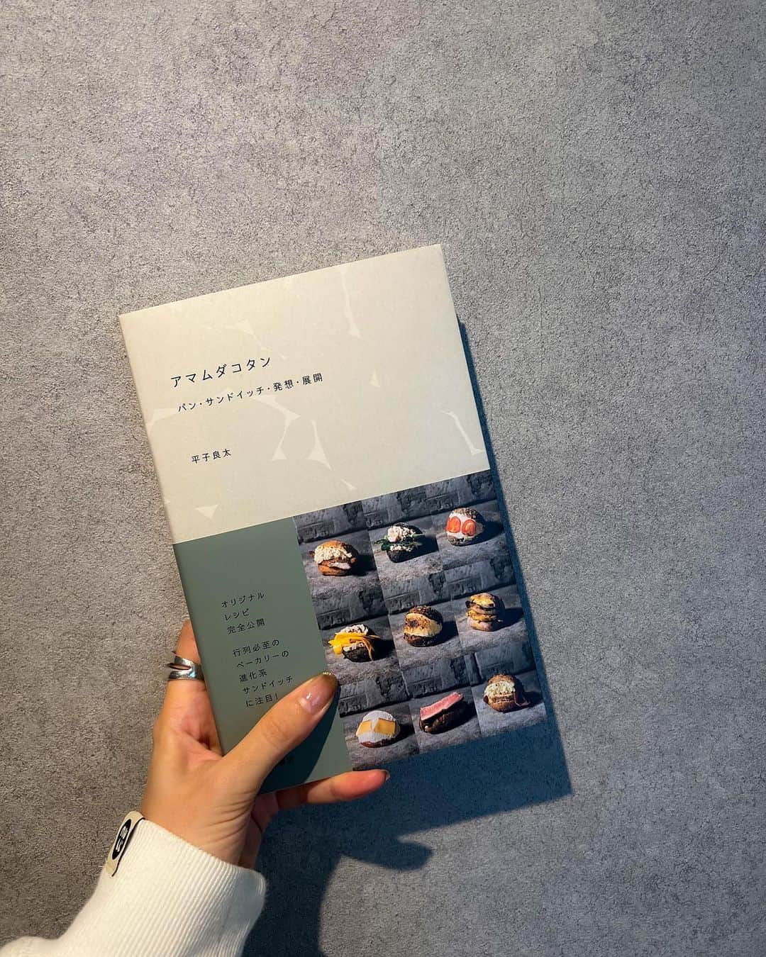伊藤ニーナさんのインスタグラム写真 - (伊藤ニーナInstagram)「SUNDAY LUNCH🥪🥕  白身魚フライサンドのランチプレートを作ったよ🍴  野菜たっぷりのタルタルソースが最高に美味しすぎた🌼 オーブンで焼いたお野菜(人参・玉ねぎ・カボチャ・茄子) 生のままのお野菜(人参・きゅうり種抜き・ピーマン・パセリ)を 卵とマヨネーズとお酢と塩胡椒で混ぜ混ぜ。  あとは白身魚のフライとキャベツのコールスローを作って、 一緒にサンド。  このレシピは、アマムダコタンの本を参考にして 所々は手間を省きながら作りました🫰💓笑  サイドにはオリーブオイル・塩・ローズマリーで味付けして オーブンでカリッと焼いたローストポテト、人参ラペを添えて🌱  おいしかったーーー🤤🫨❤️  #ニーナのごはん」10月8日 18時48分 - ninaitoh