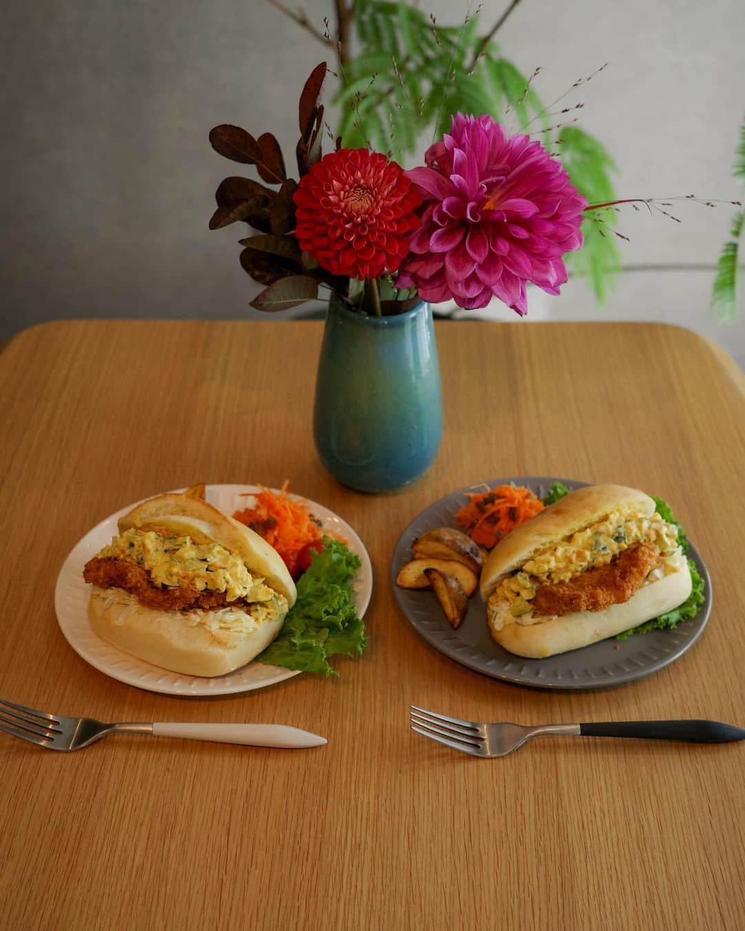 伊藤ニーナさんのインスタグラム写真 - (伊藤ニーナInstagram)「SUNDAY LUNCH🥪🥕  白身魚フライサンドのランチプレートを作ったよ🍴  野菜たっぷりのタルタルソースが最高に美味しすぎた🌼 オーブンで焼いたお野菜(人参・玉ねぎ・カボチャ・茄子) 生のままのお野菜(人参・きゅうり種抜き・ピーマン・パセリ)を 卵とマヨネーズとお酢と塩胡椒で混ぜ混ぜ。  あとは白身魚のフライとキャベツのコールスローを作って、 一緒にサンド。  このレシピは、アマムダコタンの本を参考にして 所々は手間を省きながら作りました🫰💓笑  サイドにはオリーブオイル・塩・ローズマリーで味付けして オーブンでカリッと焼いたローストポテト、人参ラペを添えて🌱  おいしかったーーー🤤🫨❤️  #ニーナのごはん」10月8日 18時48分 - ninaitoh