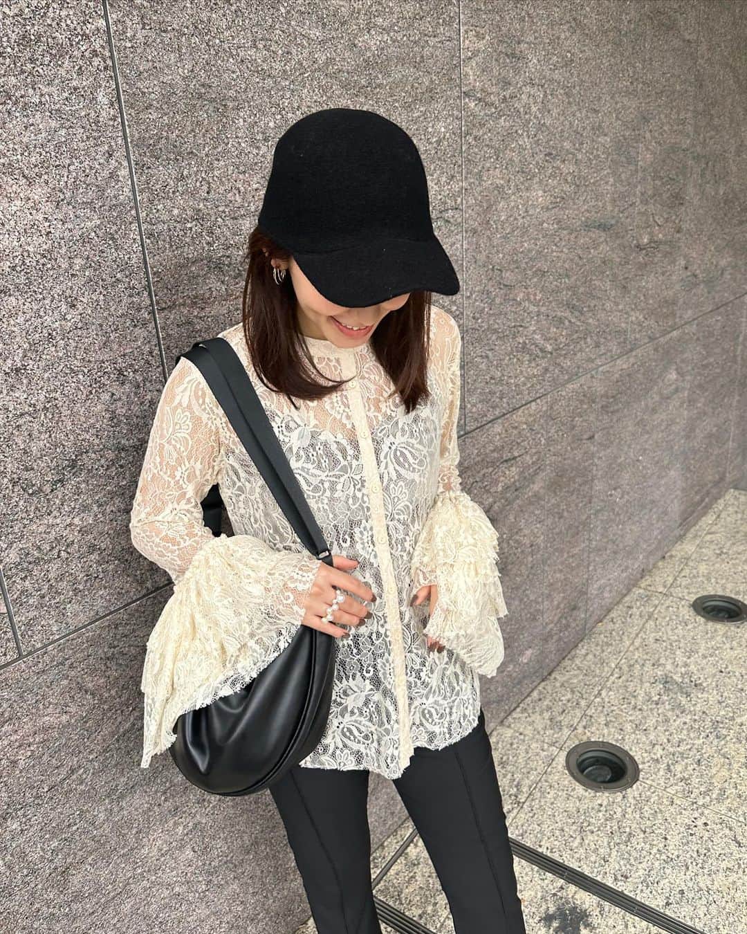 shizuka.watanabeさんのインスタグラム写真 - (shizuka.watanabeInstagram)「@uniqlo_jp   UNIQLO Uのバッグと帽子 BLACKだから使いやすい♪  お気に入りの　@akte_official のレースブラウスと一緒に...🫶  明日は秋休み最終日〜 おやすみって本当あっという間に終わるね❣️  #uniqlou #uniqlo #uniqloコーデ  #ユニクロ　#プチプラコーデ #akte #アクテ　#秋コーデ #きれいめカジュアル  #大人コーデ #大人カジュアル #30代ファッション #30代コーデ」10月8日 18時48分 - shizuka.watanabe