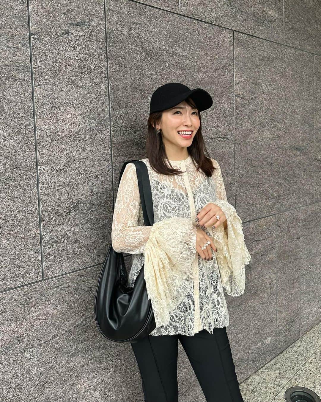 shizuka.watanabeさんのインスタグラム写真 - (shizuka.watanabeInstagram)「@uniqlo_jp   UNIQLO Uのバッグと帽子 BLACKだから使いやすい♪  お気に入りの　@akte_official のレースブラウスと一緒に...🫶  明日は秋休み最終日〜 おやすみって本当あっという間に終わるね❣️  #uniqlou #uniqlo #uniqloコーデ  #ユニクロ　#プチプラコーデ #akte #アクテ　#秋コーデ #きれいめカジュアル  #大人コーデ #大人カジュアル #30代ファッション #30代コーデ」10月8日 18時48分 - shizuka.watanabe