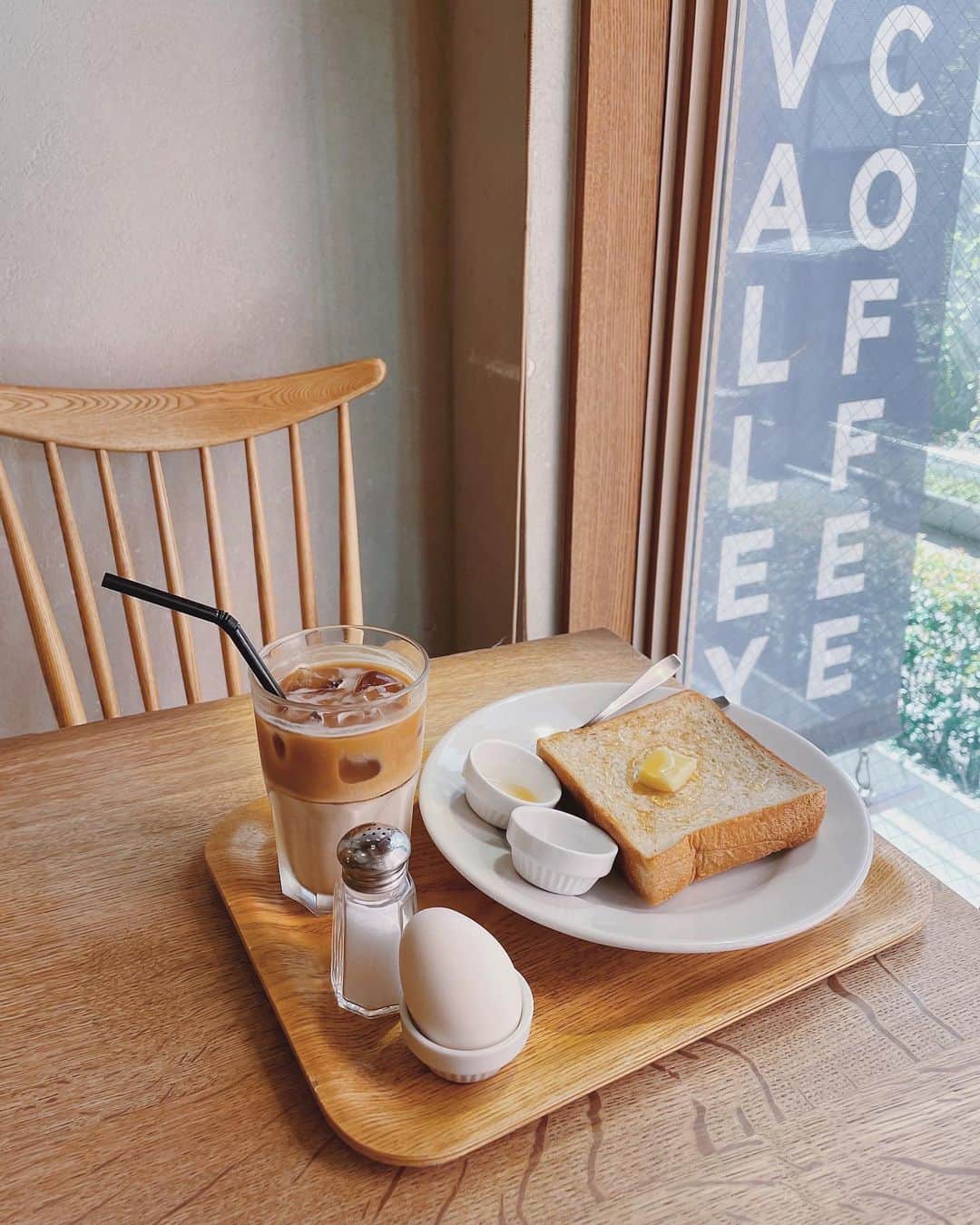 足立沙織のインスタグラム：「いつかのモーニング🧈☕️ バターの上に蜂蜜は美味しくて罪深いですね〜🍯🌀  この時間に載せる写真ではない👩🏻‍🍳  . #tokyo#coffeevalley#morningcafe #東京#東京モーニング#モーニングカフェ」