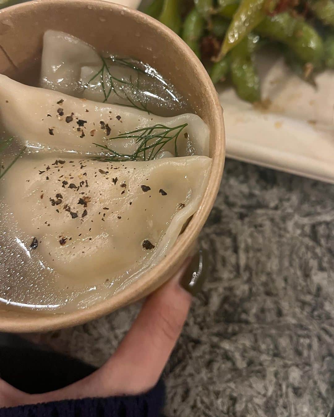 内山愛さんのインスタグラム写真 - (内山愛Instagram)「ふらっと入って目に止まり即買いしたbag とても可愛くて既にヘビロテ🩶  最近一気に寒くてスープ欲する日々🍲秋鮭の水餃子美味、、🐟」10月8日 18時49分 - ai_uchiyama