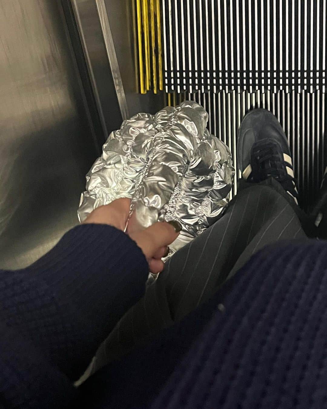 内山愛のインスタグラム：「ふらっと入って目に止まり即買いしたbag とても可愛くて既にヘビロテ🩶  最近一気に寒くてスープ欲する日々🍲秋鮭の水餃子美味、、🐟」