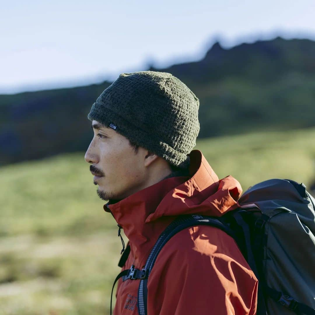 マウンテンハードウェア公式さんのインスタグラム写真 - (マウンテンハードウェア公式Instagram)「・ Mountain Hardwear × YAMAP  登山アプリ"YAMAP"との共同開発した「ポーラテックハイロフトグリッド」シリーズが登場！  昨年も好評だったフリースジャケットとビーニーに加え、今季はネックウォーマーもラインナップ。  保温性だけでなく、通気性の機能を持たせたこちらのアイテムは、アクティブに動いても中で汗ムレしにくく、脱ぎ着によるレイヤリングの調整も最小限に抑えてくれます。  今回はMountain Hardwear公式アスリートであるスノーボーダーの吉田啓介さんに北海道・旭岳でのテント泊山行でのアイテムのフィールドテストをしていただきました。  YAMAPの公式サイトからフィールドテストの記事がご覧になれますので、商品とあわせてチェックしてみてください✔️  @yamap55  @mountainhardwear.jp  @keisukeyoshida7  #MountainHardwear #MHW #hiking #trekking #climbing #camp #lofoten #norway #ハイキング #トレッキング #クライミング #キャンプ #アウトドア #登山」10月8日 18時50分 - mountainhardwear.jp