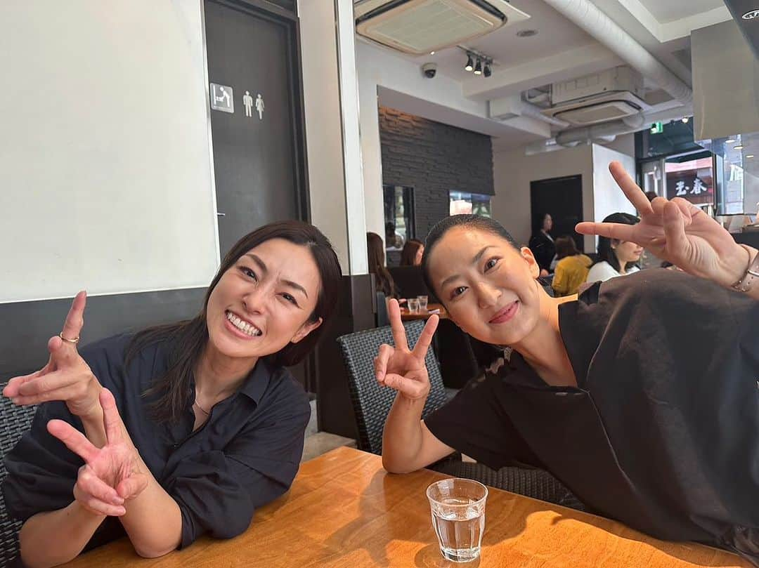 木下あゆ美さんのインスタグラム写真 - (木下あゆ美Instagram)「素敵な2人とランチ🎵 もう、楽しすぎてオーダー決まらないし、終始笑いすぎて腹筋、脇腹が痛かった😂 多分、今年一年で一番笑った🤣  何がそんなに面白かったって？何の話してたか、思い出せないんだけど、とにかく楽しかった日ww   #戦隊チーム最高 #忍者の2人 #笑い皺がすごい笑  #ヒーローママの休日 #長澤奈央　#広瀬仁美」10月8日 18時51分 - ayumi_kinoshita13121982