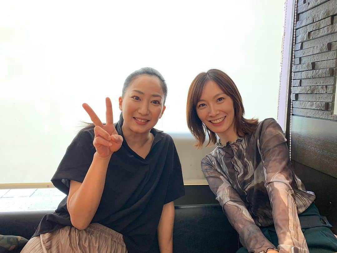 木下あゆ美のインスタグラム：「素敵な2人とランチ🎵 もう、楽しすぎてオーダー決まらないし、終始笑いすぎて腹筋、脇腹が痛かった😂 多分、今年一年で一番笑った🤣  何がそんなに面白かったって？何の話してたか、思い出せないんだけど、とにかく楽しかった日ww   #戦隊チーム最高 #忍者の2人 #笑い皺がすごい笑  #ヒーローママの休日 #長澤奈央　#広瀬仁美」