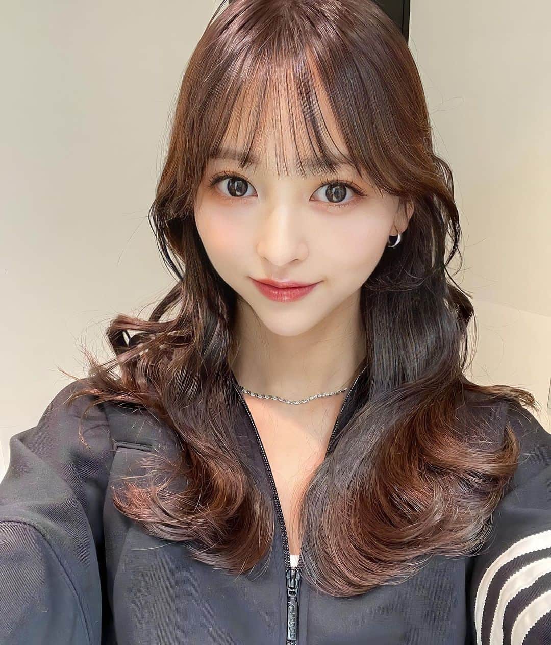 のインスタグラム：「保存を必ずお願い致します 顔まわりのこだわりがあるので 必ず可愛くなります カウンセリングの際に 【カラー・仕上げ】僕があなたに合わせて必ず可愛くします お出かけ前に是非  #渋谷美容室 #くびれヘア#渋谷 #ワンホンヘア#顔周りカット」