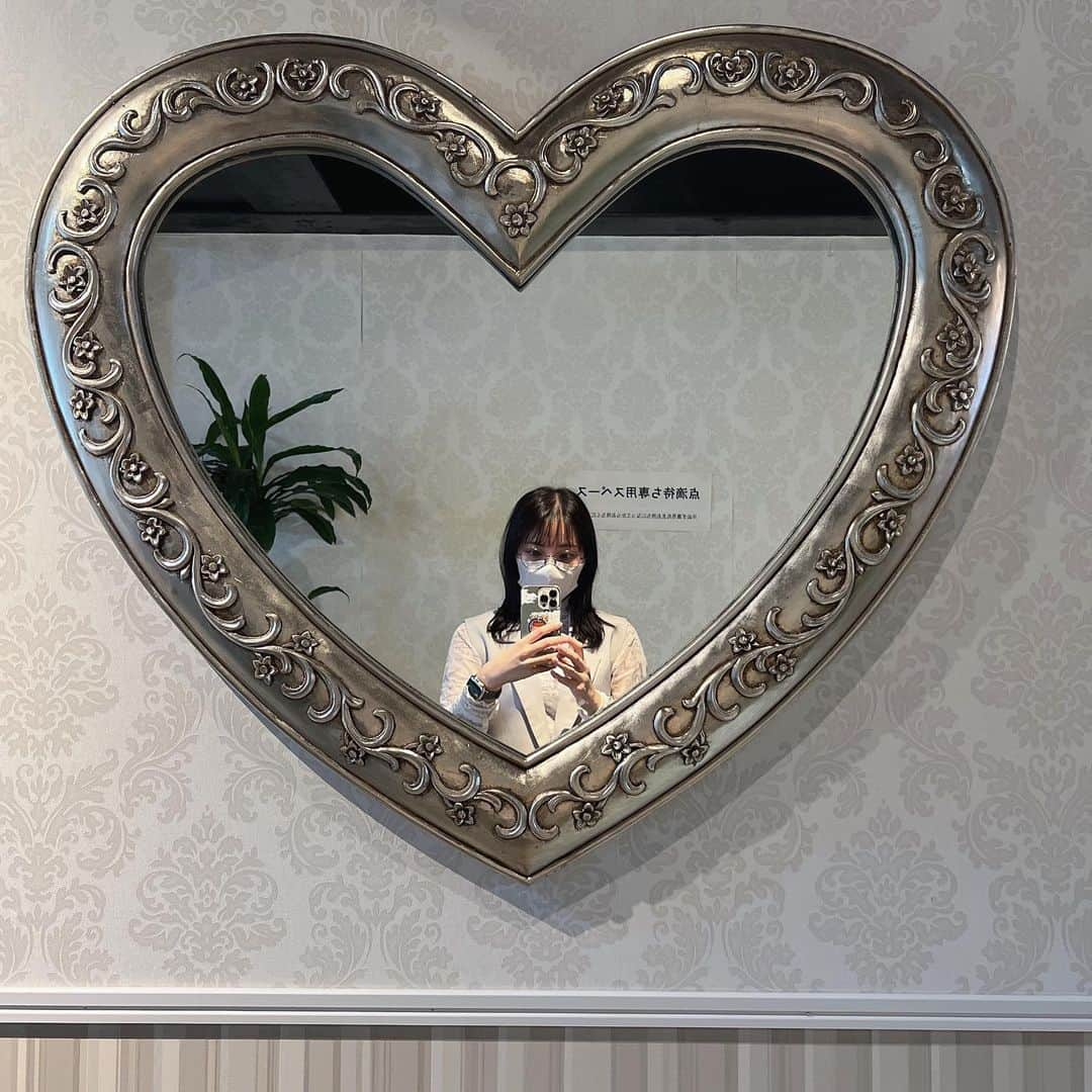 宮崎理奈のインスタグラム：「.  . . 水素点滴をしに新宿駅三丁目クリニック( @shinjyuku3tyoume.clinic )にお邪魔しました✨  最近美容点滴にも興味があり白玉点滴は経験があったのですが、水素点滴は初めてて、体のサビを緩和させてくれるみたいで、アンチエイジングに効果的みたいです😊  25歳から老化が始まると巷では言われていますが、いつまでも健康で若々しくいたいものです…💕  老廃物を外に出す力があるみたいなので、終わった後は沢山水を飲んだら、トイレ近くなりました😂 排出されている証拠ですね！ 定期的に受けるといいみたいです💪 . . . . #PR #美容 #新宿駅三丁目クリニック #水素点滴 #抗酸化 #アンチエイジング」