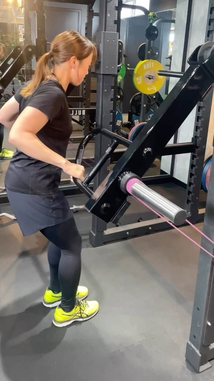 笹原優美のインスタグラム：「★ 今日のトレーニング🏋️‍♀️✨ @progress_shirozu_training   まだ試合はいくつか残っていますが もうほぼオフシーズンに突入したので⛳️❄️  まずは改めて 自分がなりたい姿について考えてみて、 その目標に向けどんな取り組み方をしていくかに 思いを巡らせる時間を過ごそうと思います！  必要なこと、必要ないことを見つめ直しながら ゆっくり考えてみます😊💭  その第一歩として今日、 白水さんと色々とお話しできて良かったです✨  白水さん 今日もトレーニング ありがとうございました！！ @progress_shirozu_training ☁️ ☁️ #ゴルフ#golf#ゴルフスイング#golfswing #ゴルフ練習#ゴルフ大好き#ゴルフ上手くなりたい #ゴルフ男子#ゴルフ女子#ゴルフ好きな人と繋がりたい  #トレーニング#ゴルフトレーニング#プロゴルファー  #白水直樹 さん#野球#野球トレーニング #パーソナルトレーニング#アスリート #ゴルフを通じて社会貢献 #凡人から一流へ」