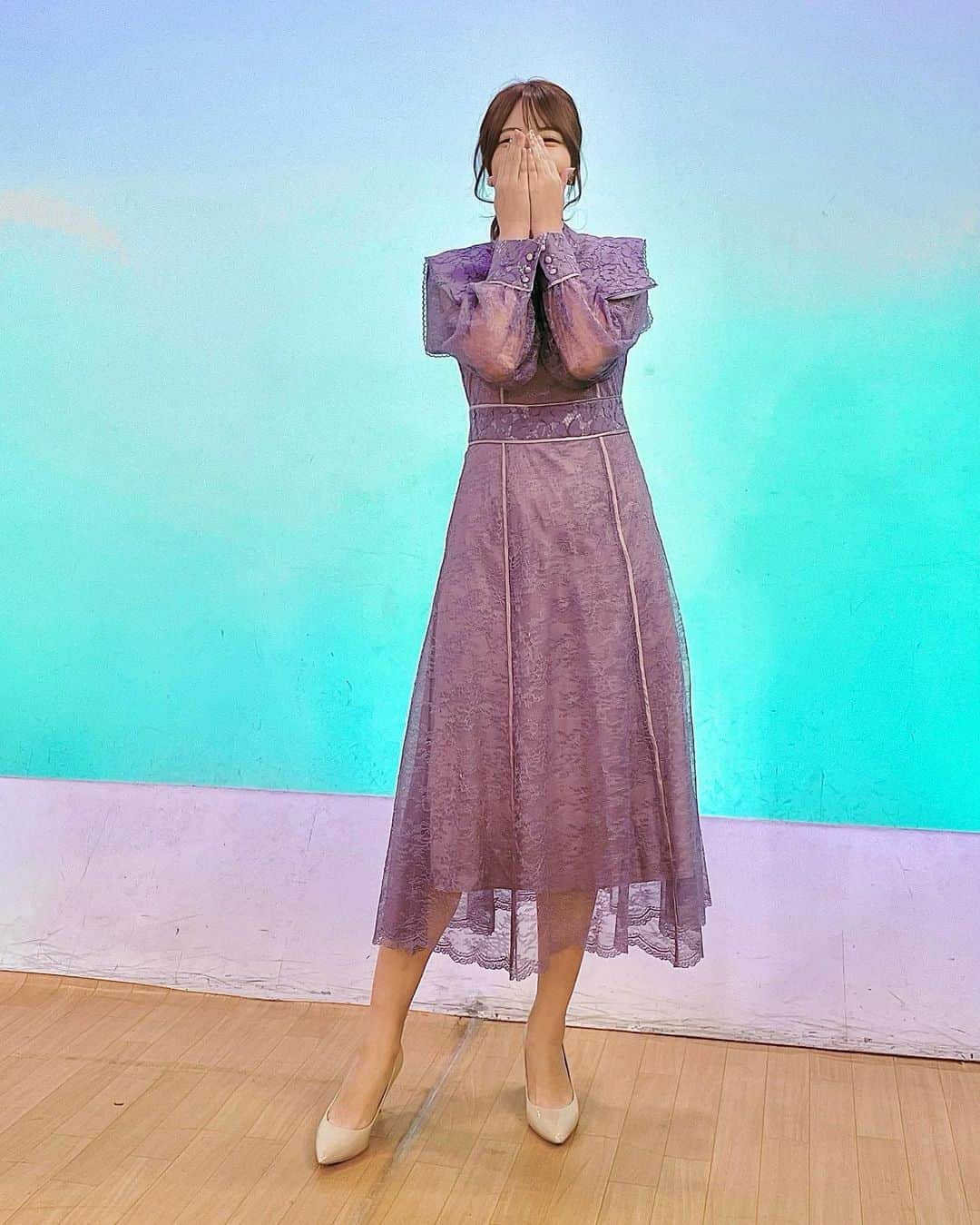 羽田優里奈さんのインスタグラム写真 - (羽田優里奈Instagram)「. 今週の衣装 のコーナーです🙋‍♀️ . dress ▷ #ruirueboutique  shoes ▷ #handm  . お気に入りポイント ▷ ２本の縦ラインが細見え効果 💠 腕の透け感が気に入っています♩ 大人可愛いクラシカルなワンピースでした💎 . . 昭和のカメラマン風に めちゃくちゃ褒めながら撮ってくれる 面白いスタッフさんがいるので、 笑いが堪えられなかった🤣 #いつも頼りにしてます  . . 今週の「ビジタネ」では、 臨床工学技師が 自ら会社を立ち上げ、 糖尿病の足切断を減らすための医工連携を進める "石田プロダクツ合同会社"を取材しました。 「スグレモノ」のコーナーでは、 "竹の割り箸で作ったテーブル"をご紹介しました。 . 来週もよろしくお願いいたします🙌 . . . －－－－－－－－－－－－－－－－－－ KBS京都『kyobiz』(経済報道番組) 毎週金曜日 21：00〜22：25  京都の経済情報 盛りだくさんでお届けします。 －－－－－－－－－－－－－－－－－－ . . . . #京都放送 #kbs京都 #京都 #kyoto #関西 #tvnews  #衣装 #ワンピースコーデ #ワンピース #ドレス  #リポーター #タレント #アナウンサー #モデル  #ロングワンピース #秋コーデ #レースワンピース  #お呼ばれドレス #フェミニンコーデ #シアーワンピース  #骨格ストレート #骨ストコーデ #高身長女子  #ファッション #ワンピースドレス #コーデ」10月8日 18時55分 - hadayurina_