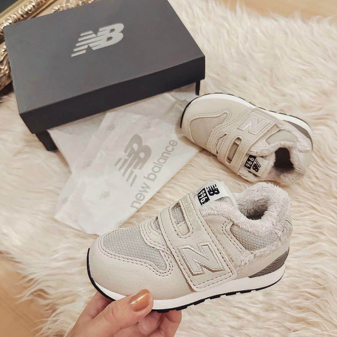 畑有里紗のインスタグラム：「となの秋冬支度👶🏻🍂☃️  @newbalance 996のもふもふシリーズが とにかく可愛すぎて♡♡♡ 実物見たとき思わず即決🥹！！  歩くようになって初の秋冬 去年とまたコーデの組み合わせも変わるだろうし この靴と合わせるの楽しみやな〜〜😙🤎  サイズはもう少し真冬になってから履けるように 今よりワンサイズあげたよ👟♡ ㅤㅤㅤㅤㅤㅤㅤㅤㅤㅤㅤㅤㅤ @sho_arii.family  #ニューバランス996#tona_code#ベビーシューズ#キッズシューズ#newbalance#newbalanckids#newbalance996 #ニューバランス #キッズシューズ #セカンドシューズ」